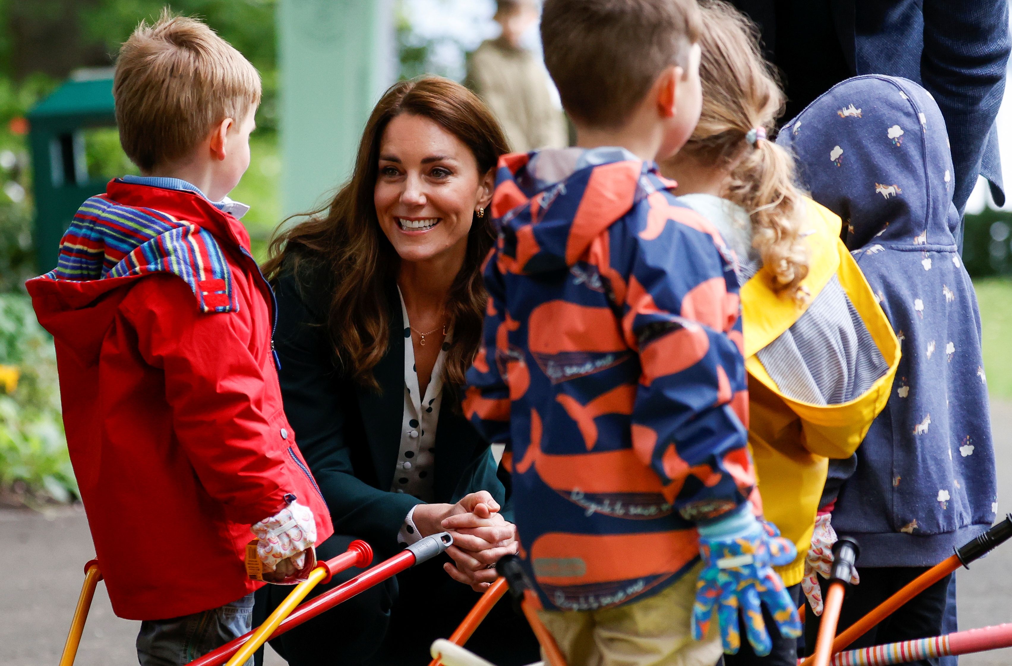 Catherine, duchesse de Cambridge, parle aux enfants de la crèche Edzell lors d'une visite à Starbank Park le 27 mai 2021 à Edimbourg, en Ecosse. | Source : Getty Images