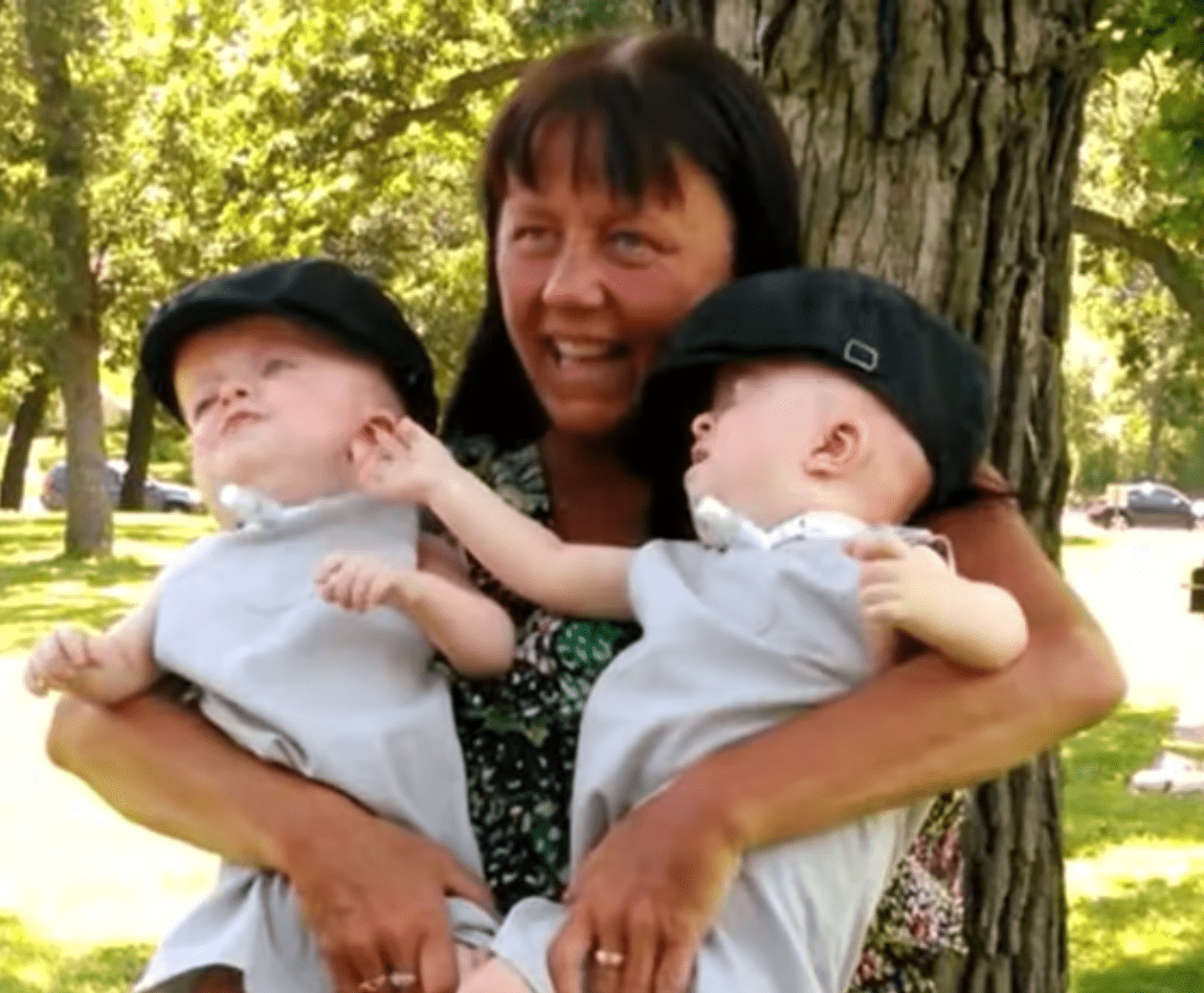 Linda Trepanier avec les jumeaux de 3 ans, Matthew et Marshall Trepanier. │Source : youtube.com/Inside Edition
