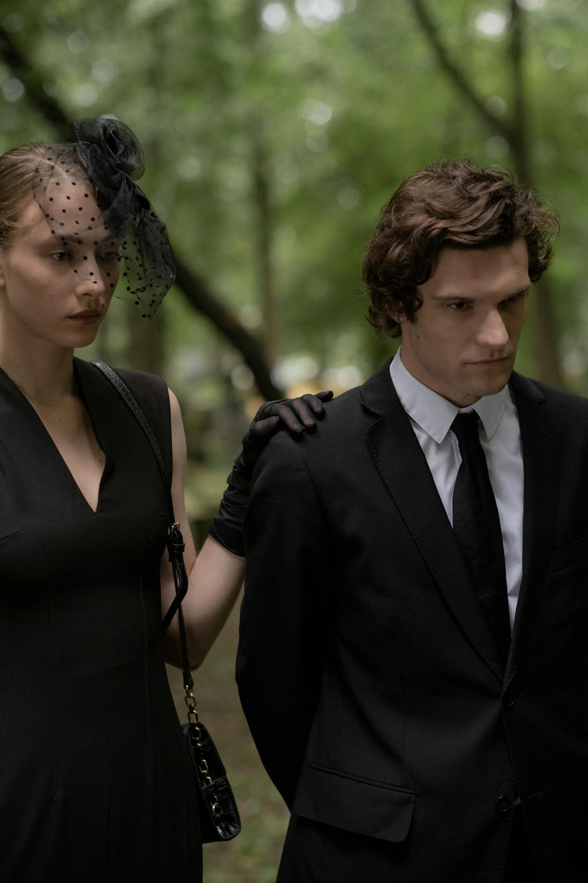 Un homme et une femme tristes lors d'un enterrement | Source : Pexels