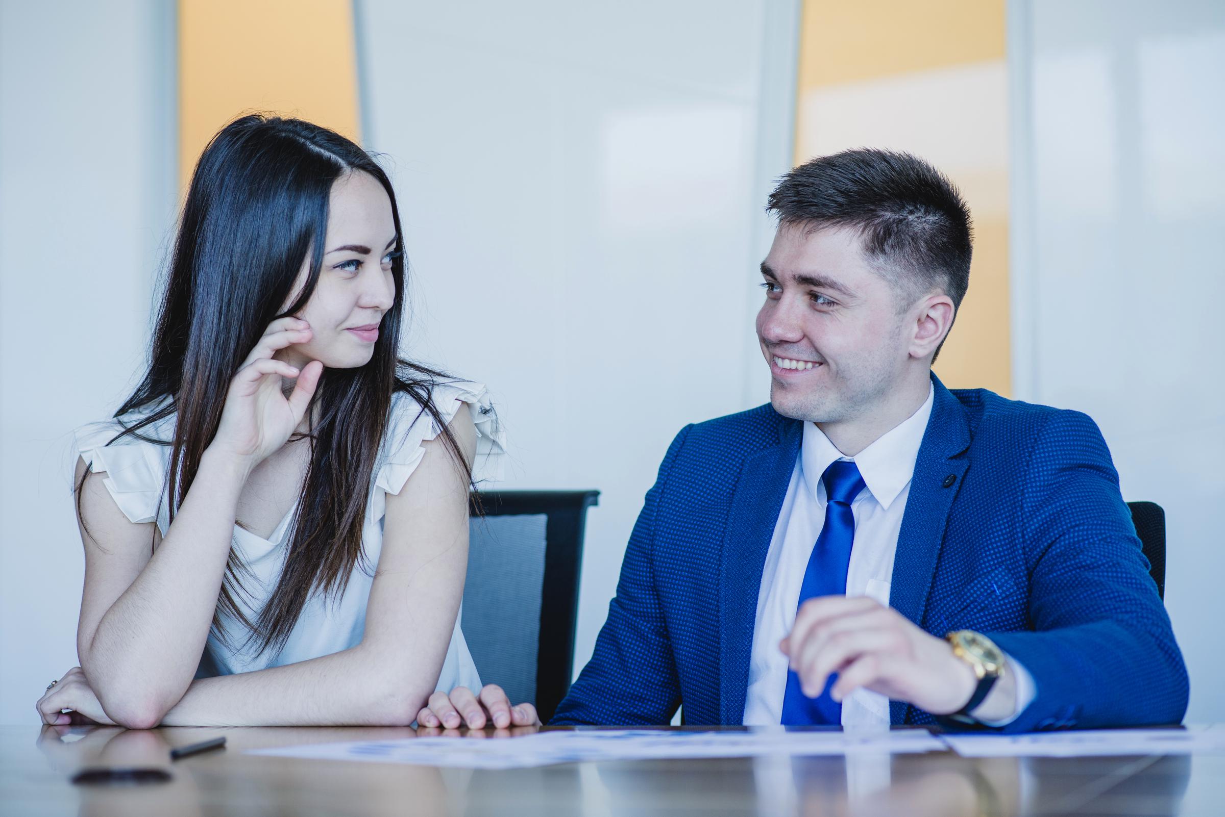 Un homme et une femme qui se regardent l'un l'autre | Source : Freepik