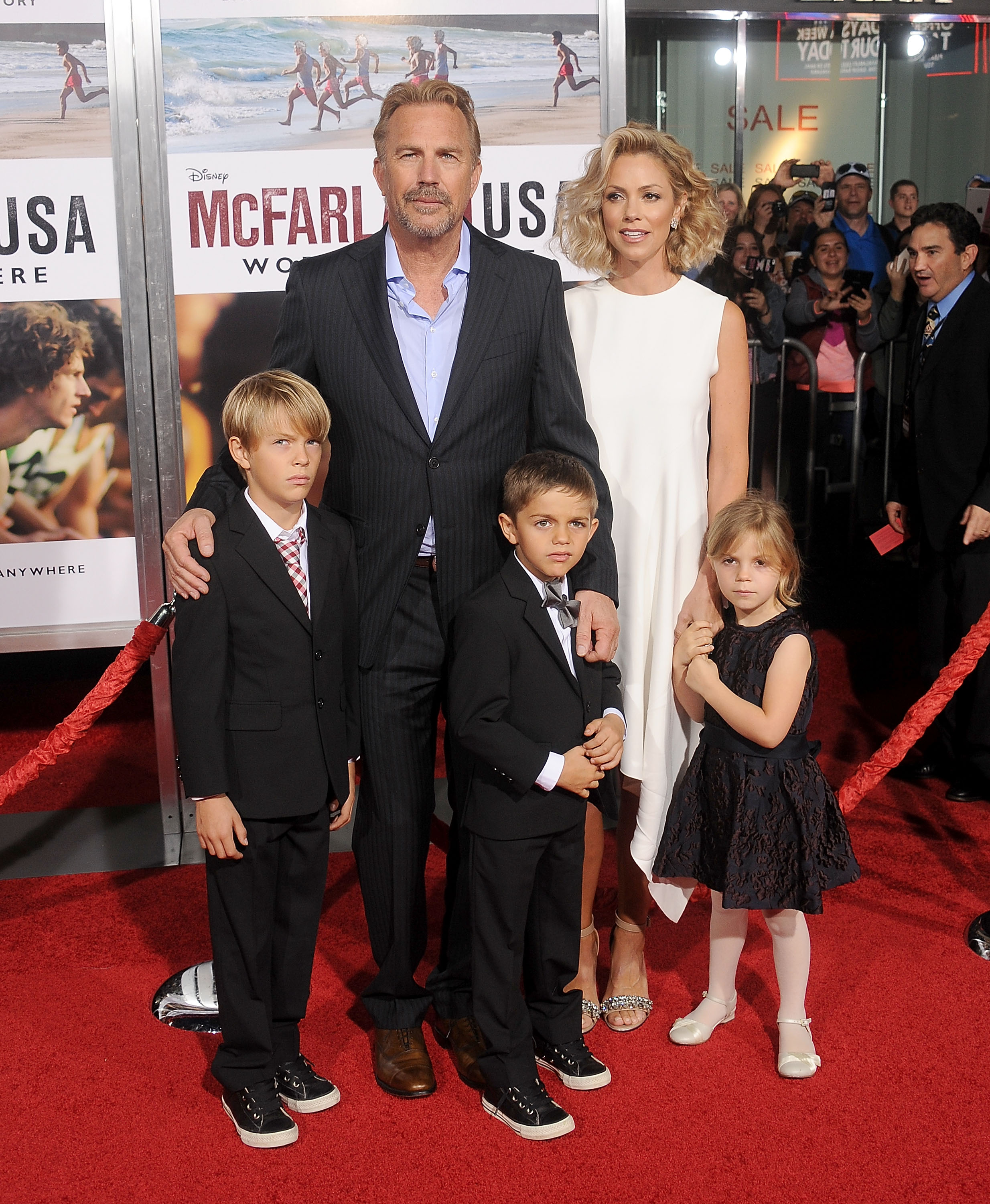 Kevin Costner, sa femme Christine Baumgartner, et ses enfants Grace Avery Costner, Hayes Logan Costner, et Cayden Wyatt Costner à la première mondiale de "McFarland, USA" le 9 février 2015, à Hollywood, Californie | Source : Getty Images
