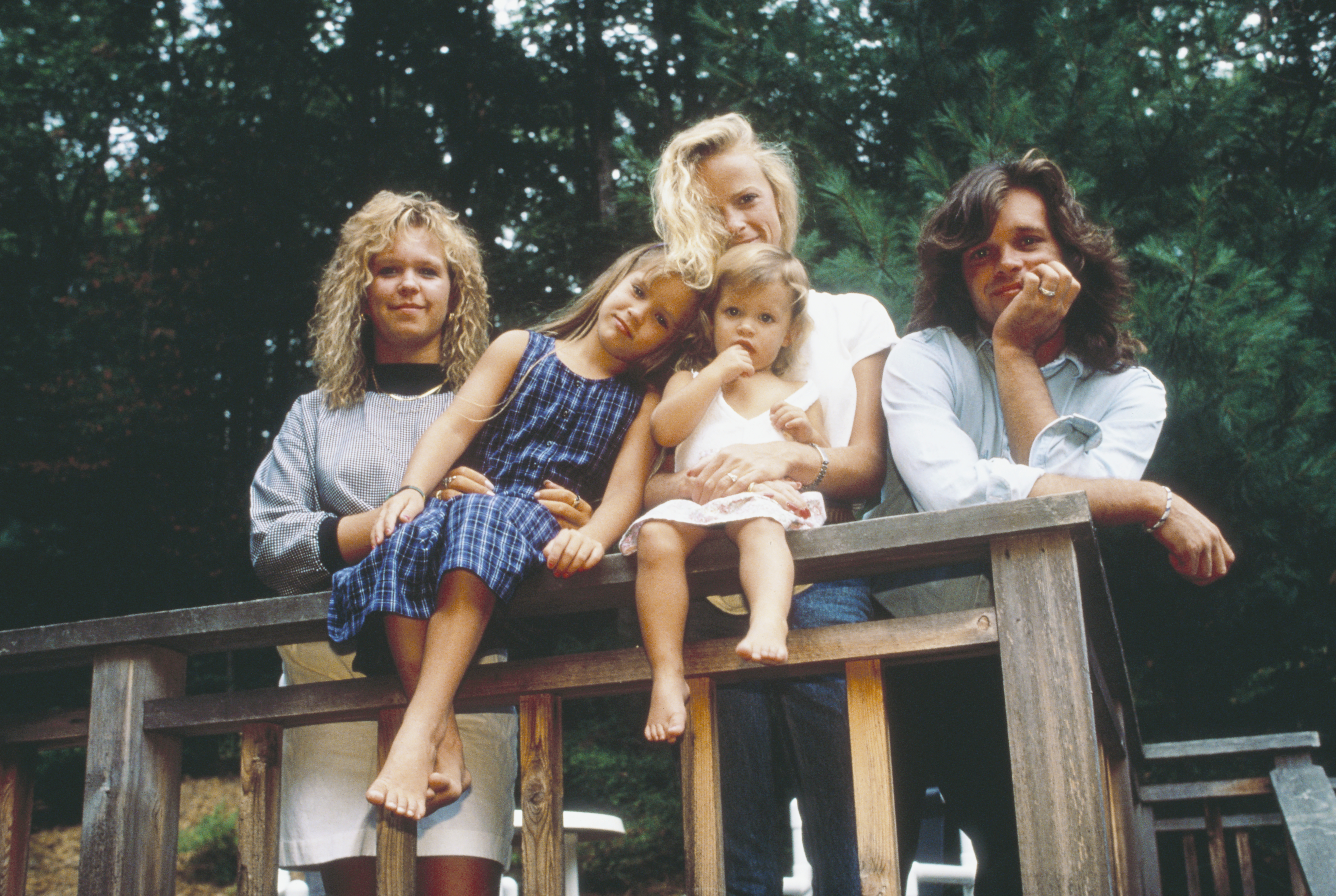 Le chanteur pose avec ses filles Michele, Teddi Jo, et Justice, et son ex-femme, Victoria Mellencamp en 1987 | Source : Getty Images