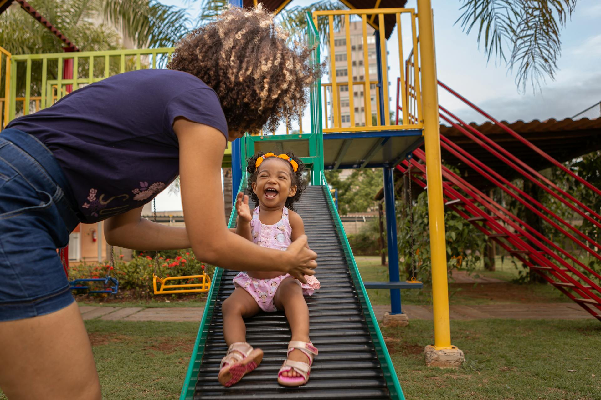 Une femme à l'aire de jeux avec son enfant | Source : Pexels