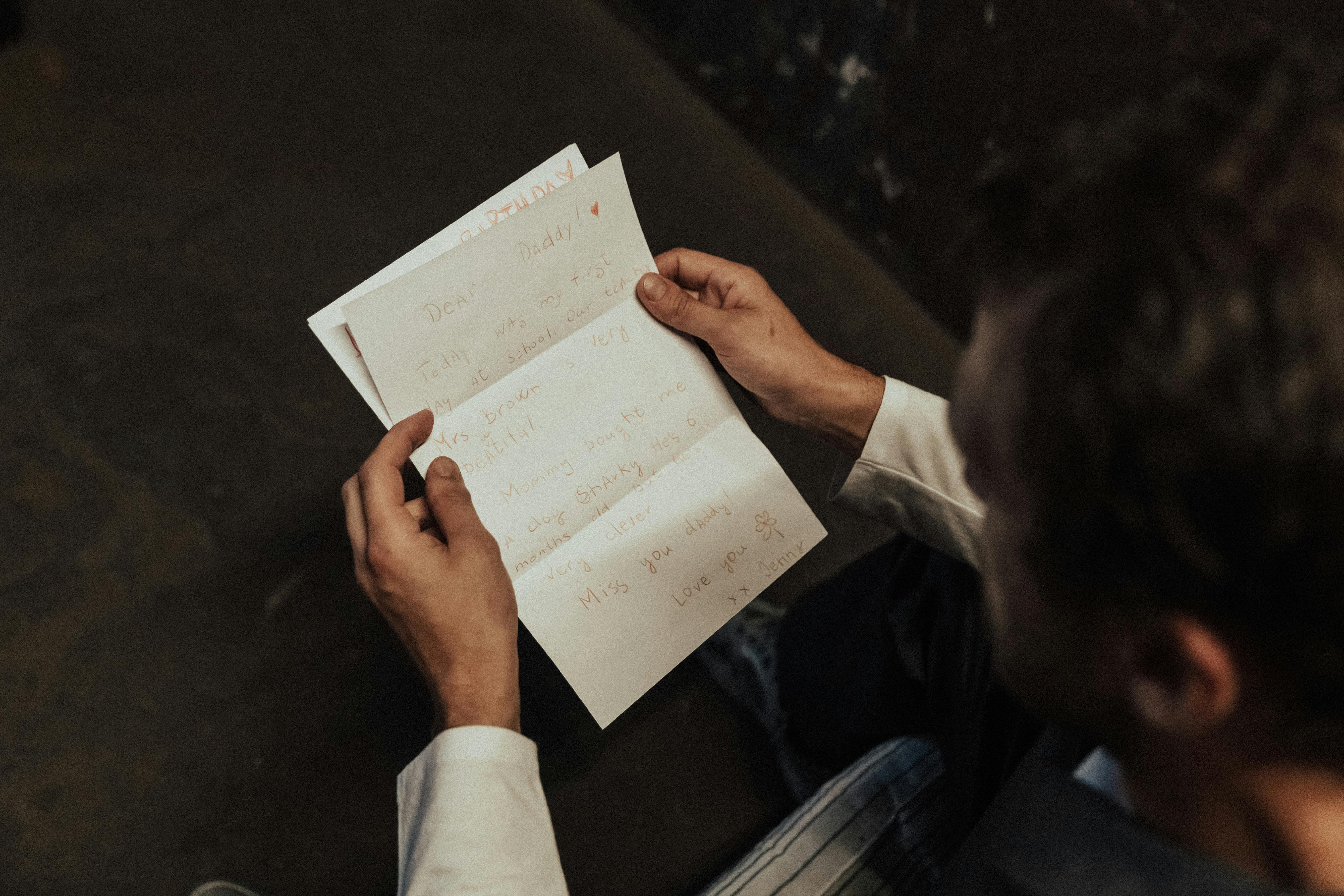 Un homme lisant une lettre manuscrite | Source : Pexels