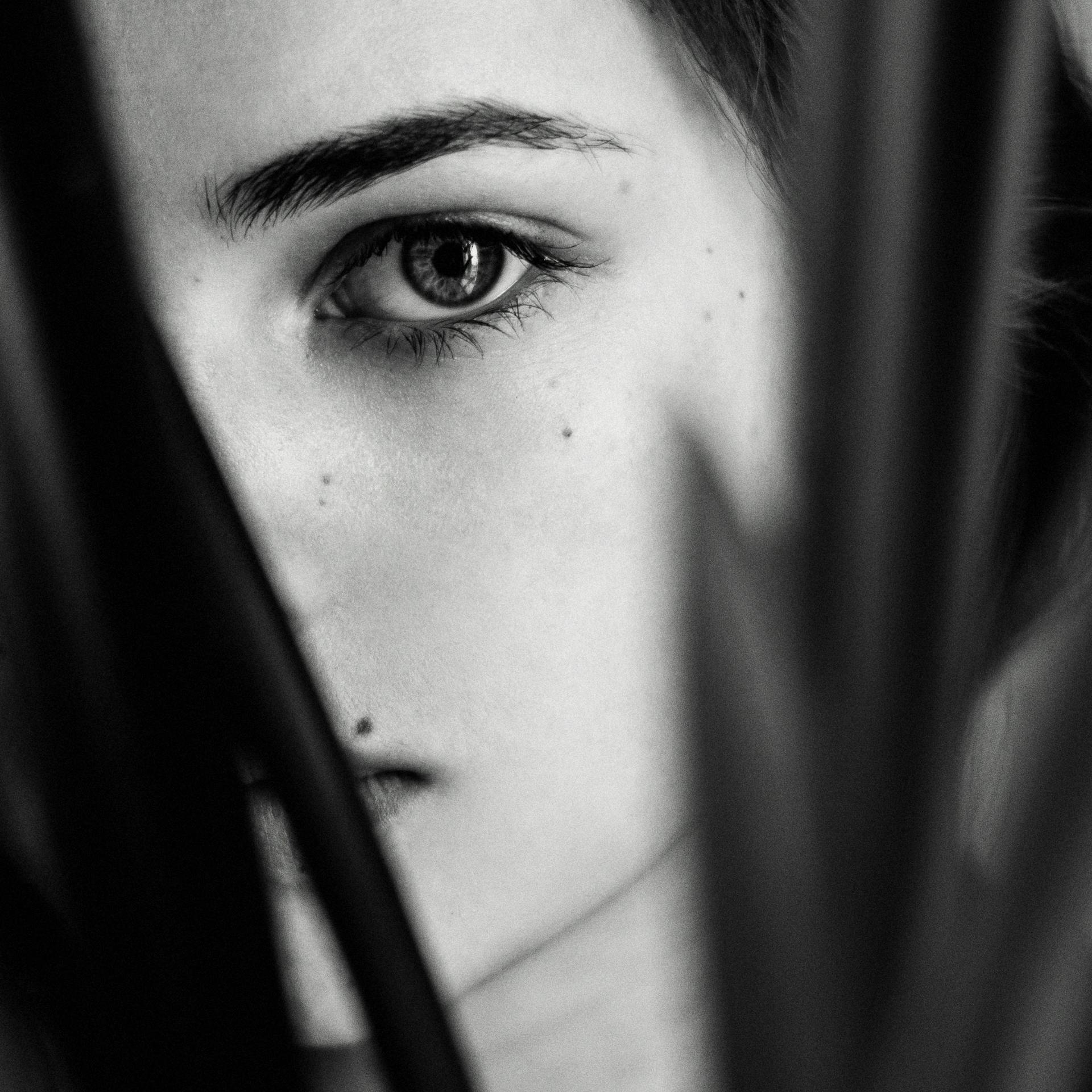 Une photo en niveaux de gris du visage d'une femme | Source : Pexels