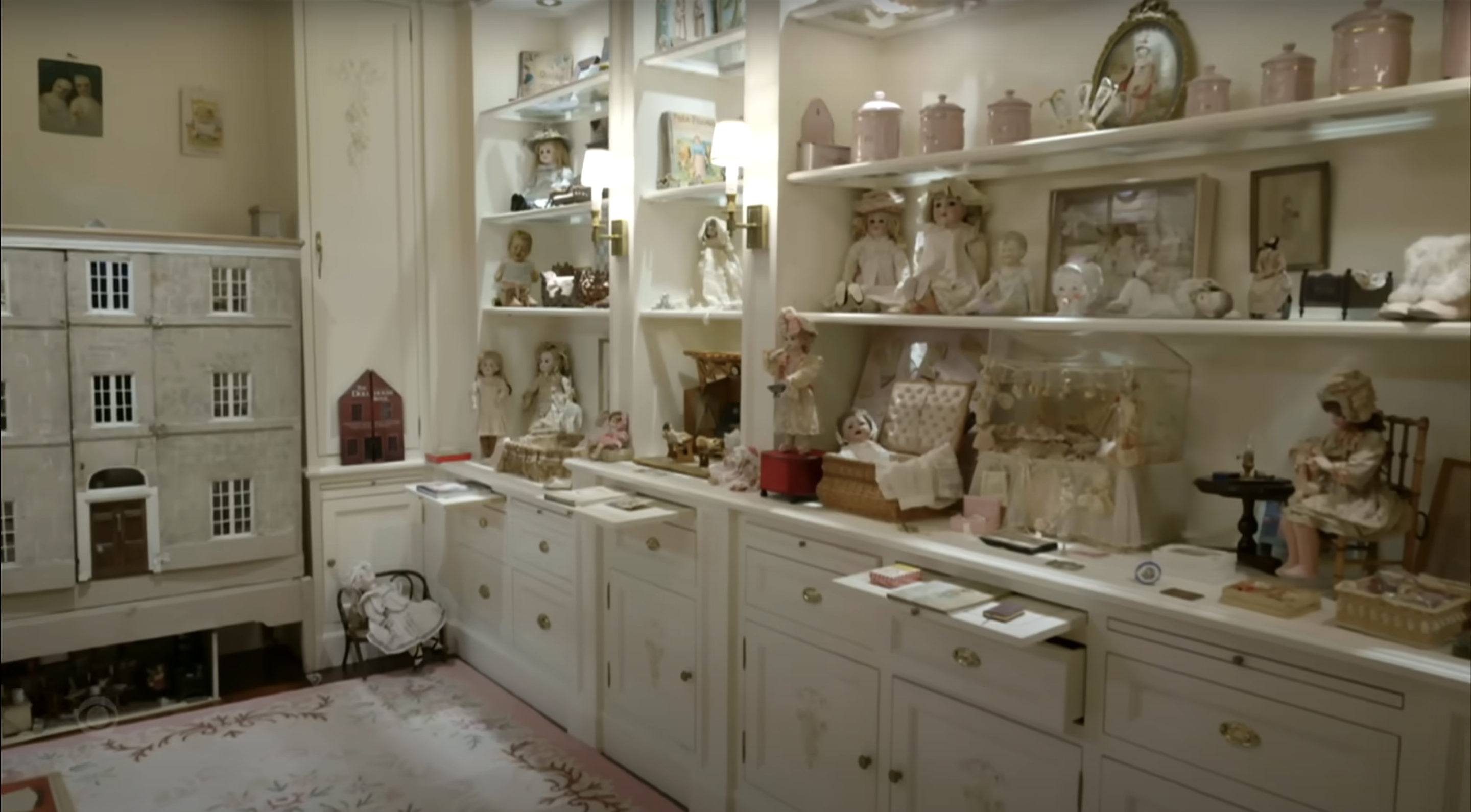 Une vue de l'intérieur de la maison de Barbra Streisand, postée le 14 novembre 2023 | Source : YouTube/The Late Show with Stephen Colbert