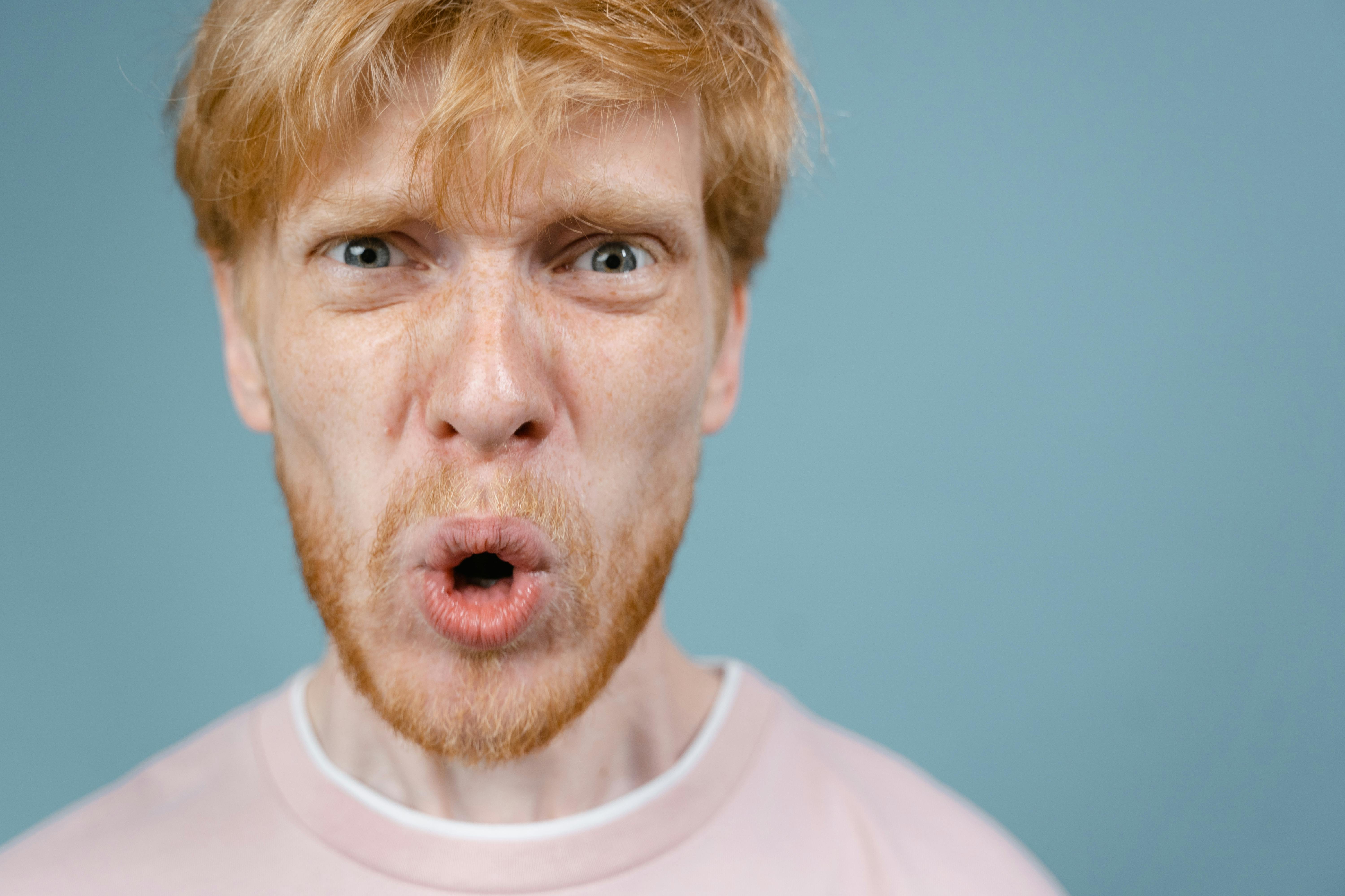 Un homme en colère avec un t-shirt rose | Source : Pexels