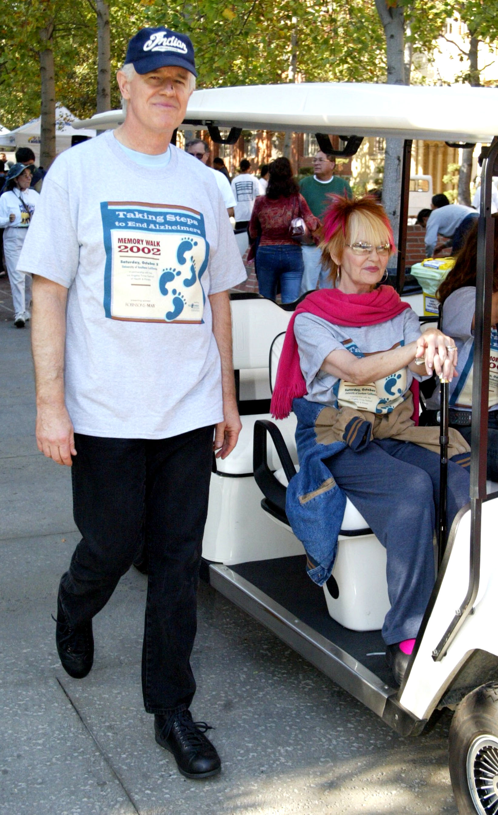 Mike Farrell et Shelley Fabares lors de la 10e édition annuelle de la Memory Walk au profit de l'Alzheimer's Association, le 5 octobre 2002, à Los Angeles, Californie | Source : Getty Images