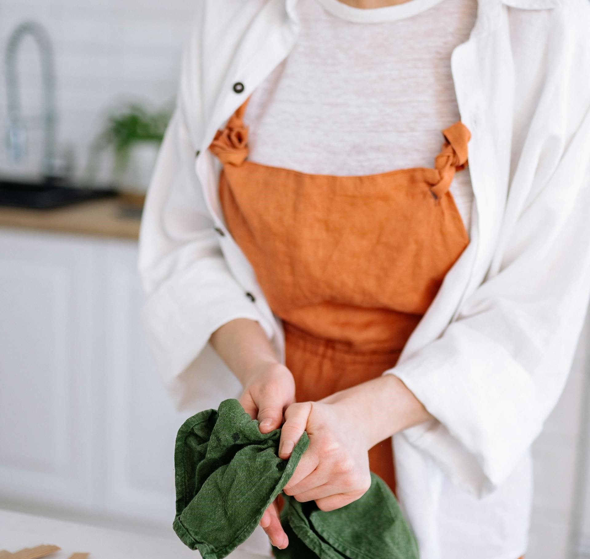 Une femme se séchant les mains | Source : Pexels