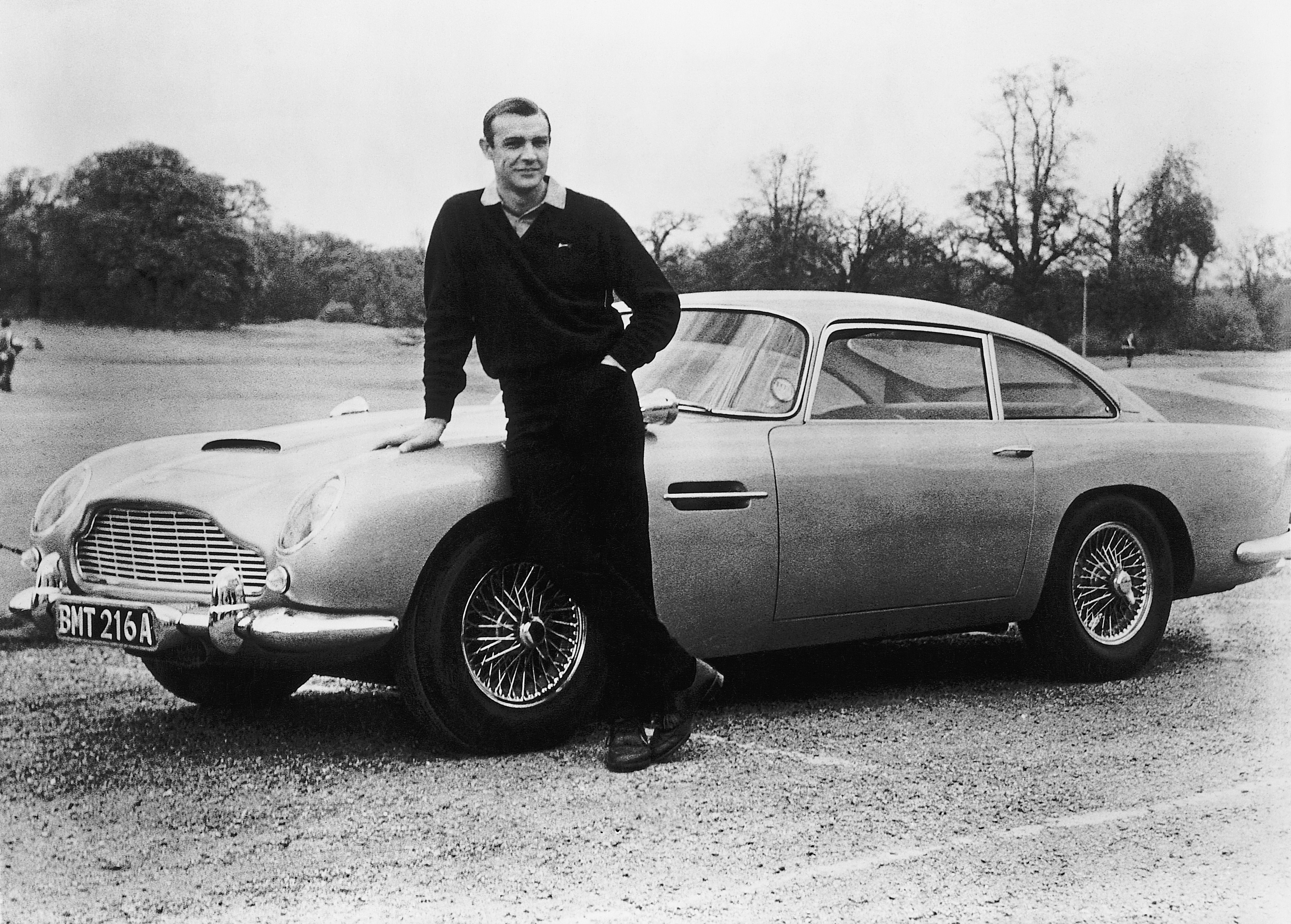 Sean Connery est photographié ici sur le plateau de tournage de "Goldfinger" avec l'une des voitures de l'espion de fiction, vers 1964 | Source : Getty Images