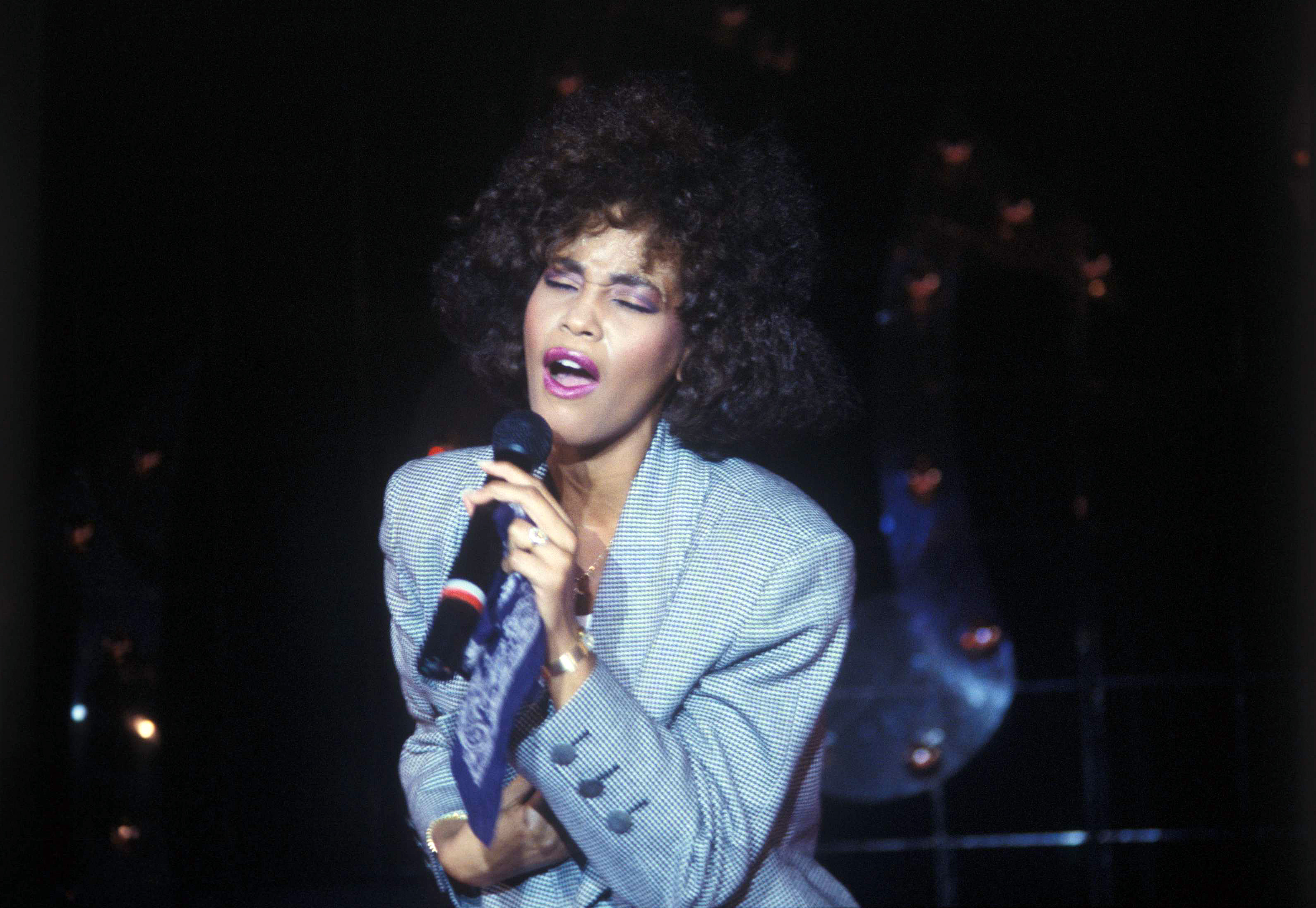 Whitney Houston se produit lors d'un événement en 1992. | Source : Getty Images