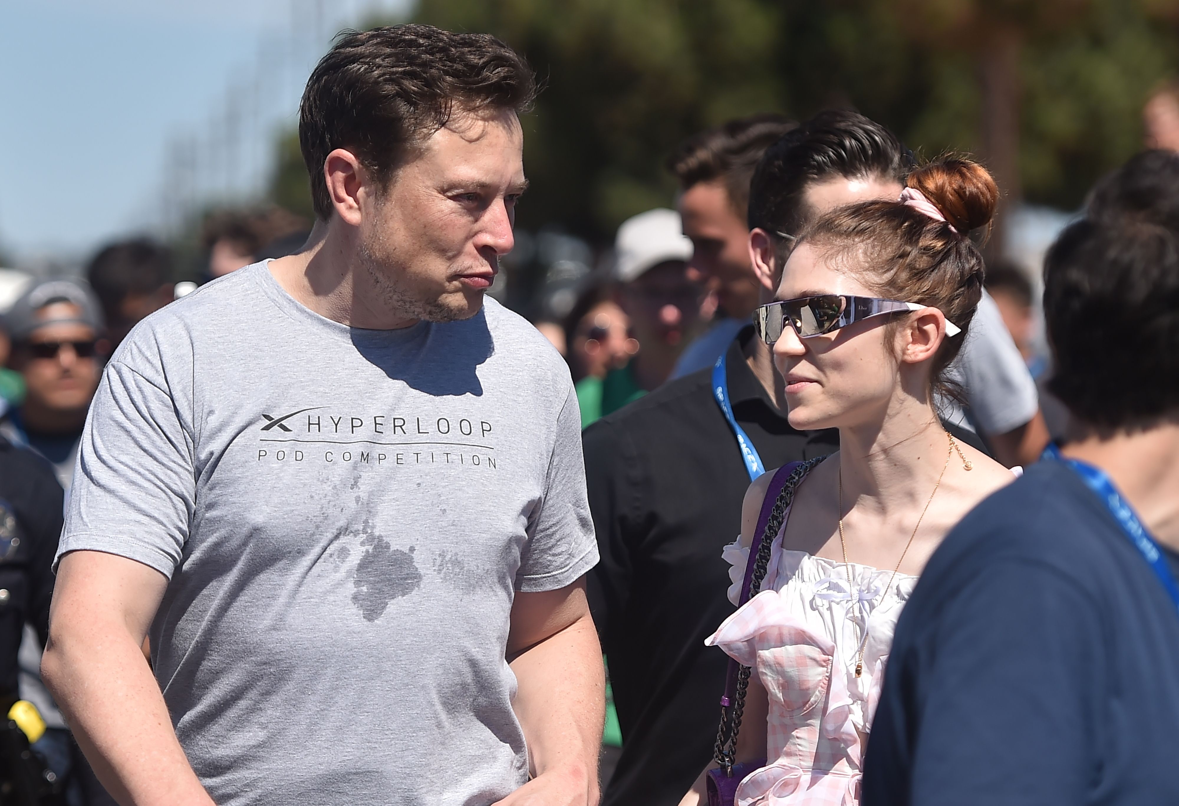 Elon Musk et Grimes lors de la compétition Space X Hyperloop Pod, à Hawthorne, en Californie, le 22 juillet 2018 | Source : Getty Images