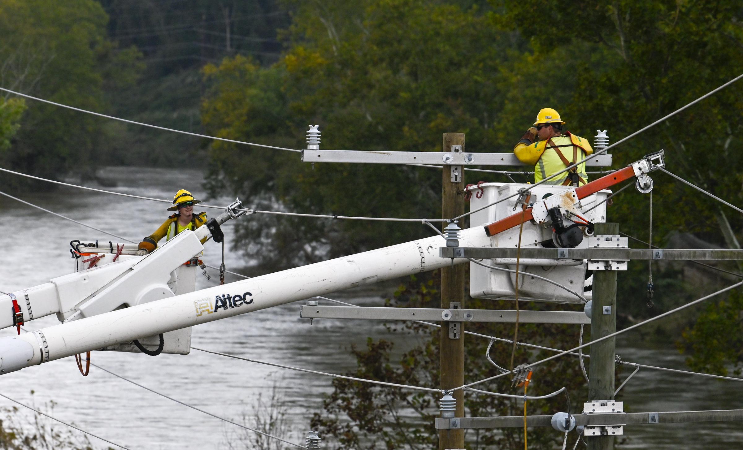 Une équipe de secours travaillant à la restauration des zones endommagées à Asheville, en Caroline du Nord, le 30 septembre 2024 | Source : Getty Images