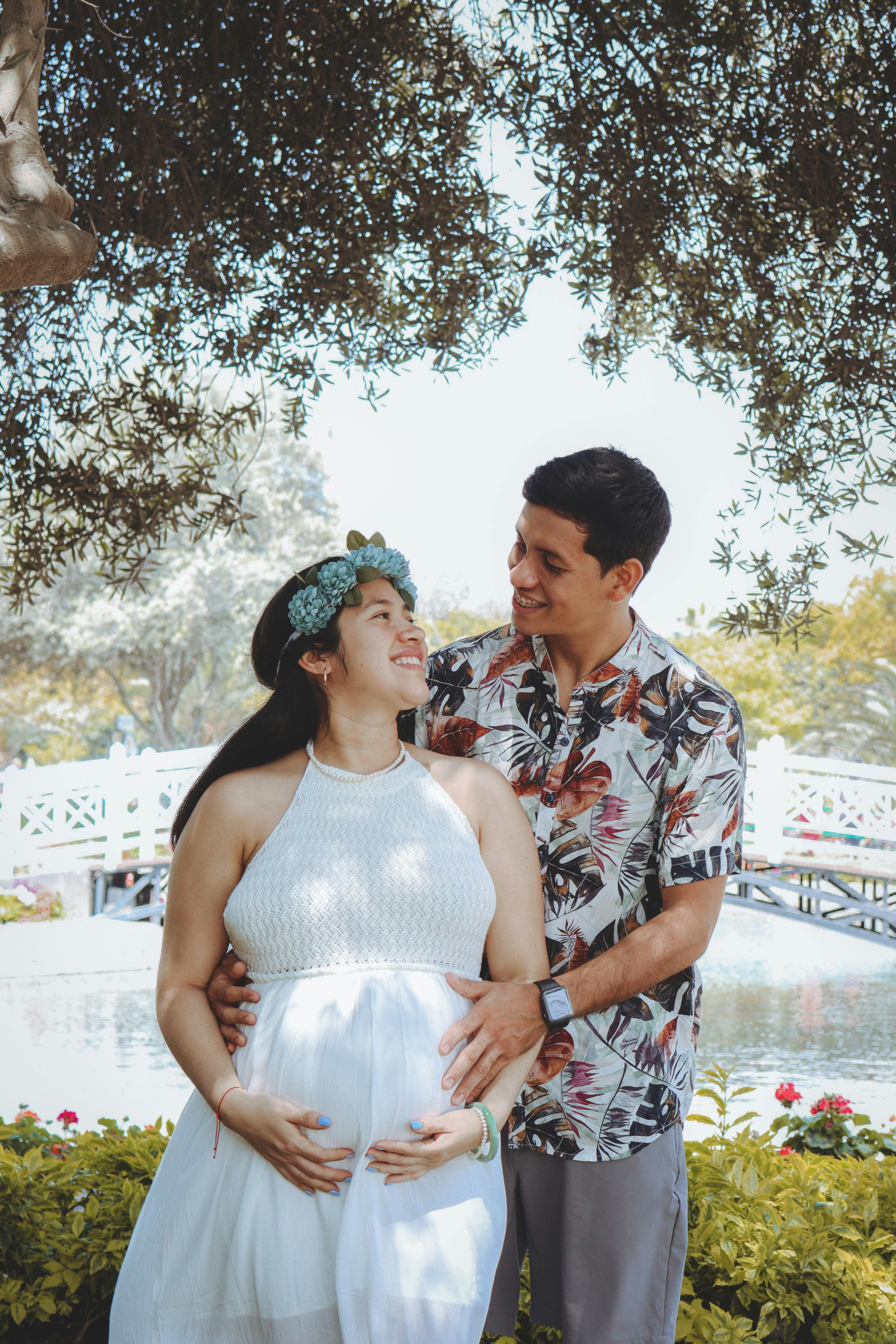 Une femme enceinte posant avec son partenaire | Source : Pexels
