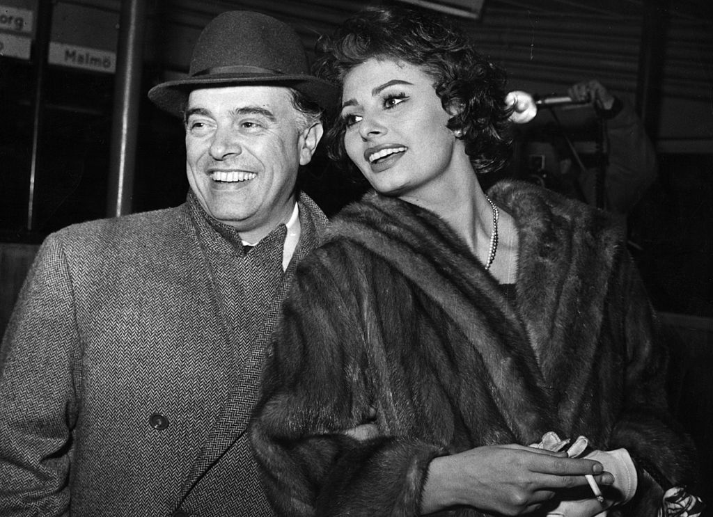 Portrait de Carlo Ponti et Sophia Loren le 23 janvier 1958. | Source : Getty Images