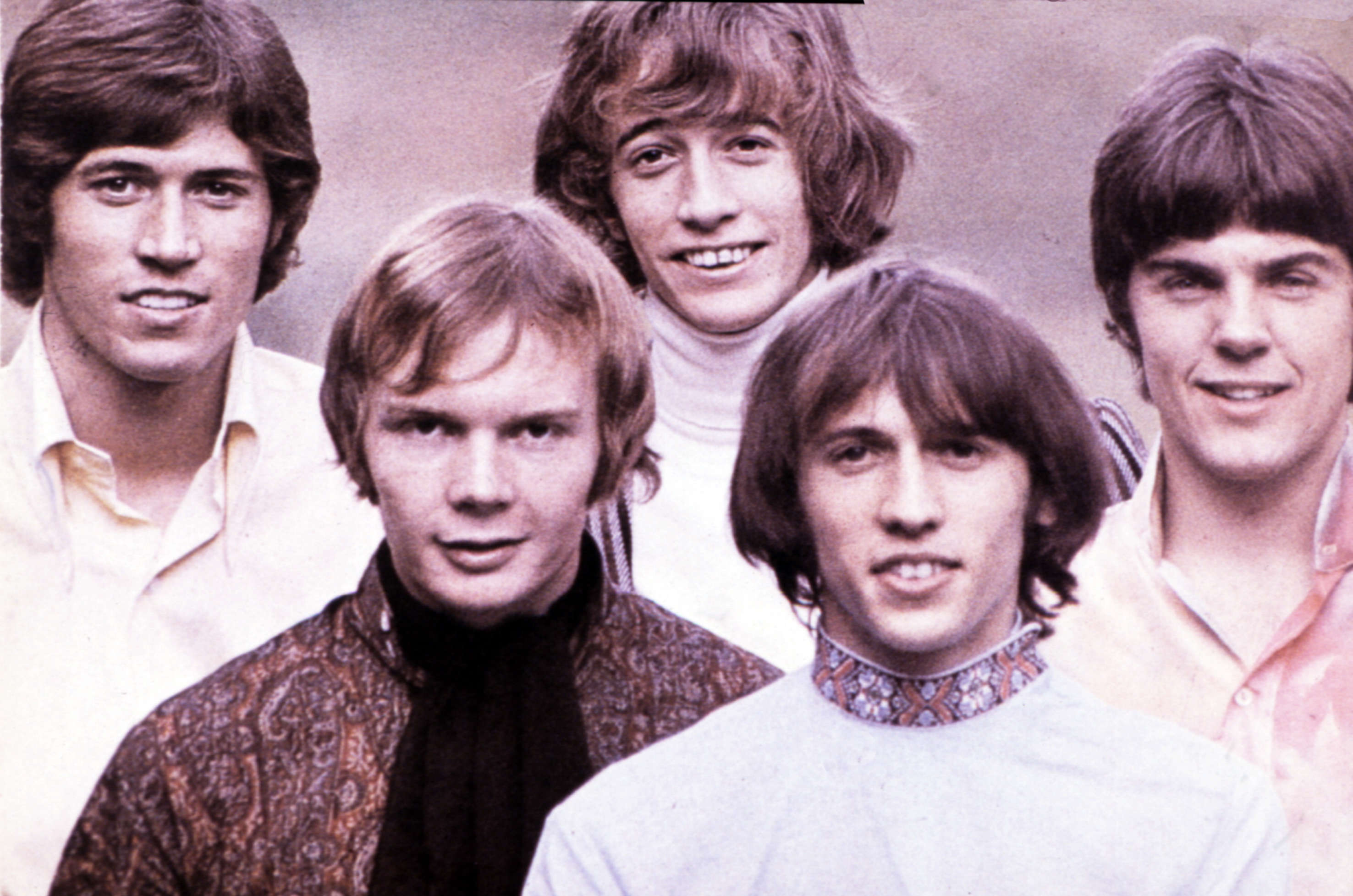 Barry Gibb, Colin Petersen, Robin Gibb, Maurice Gibb et Vince Melouney sont vus en janvier 1967 | Source : Getty Images