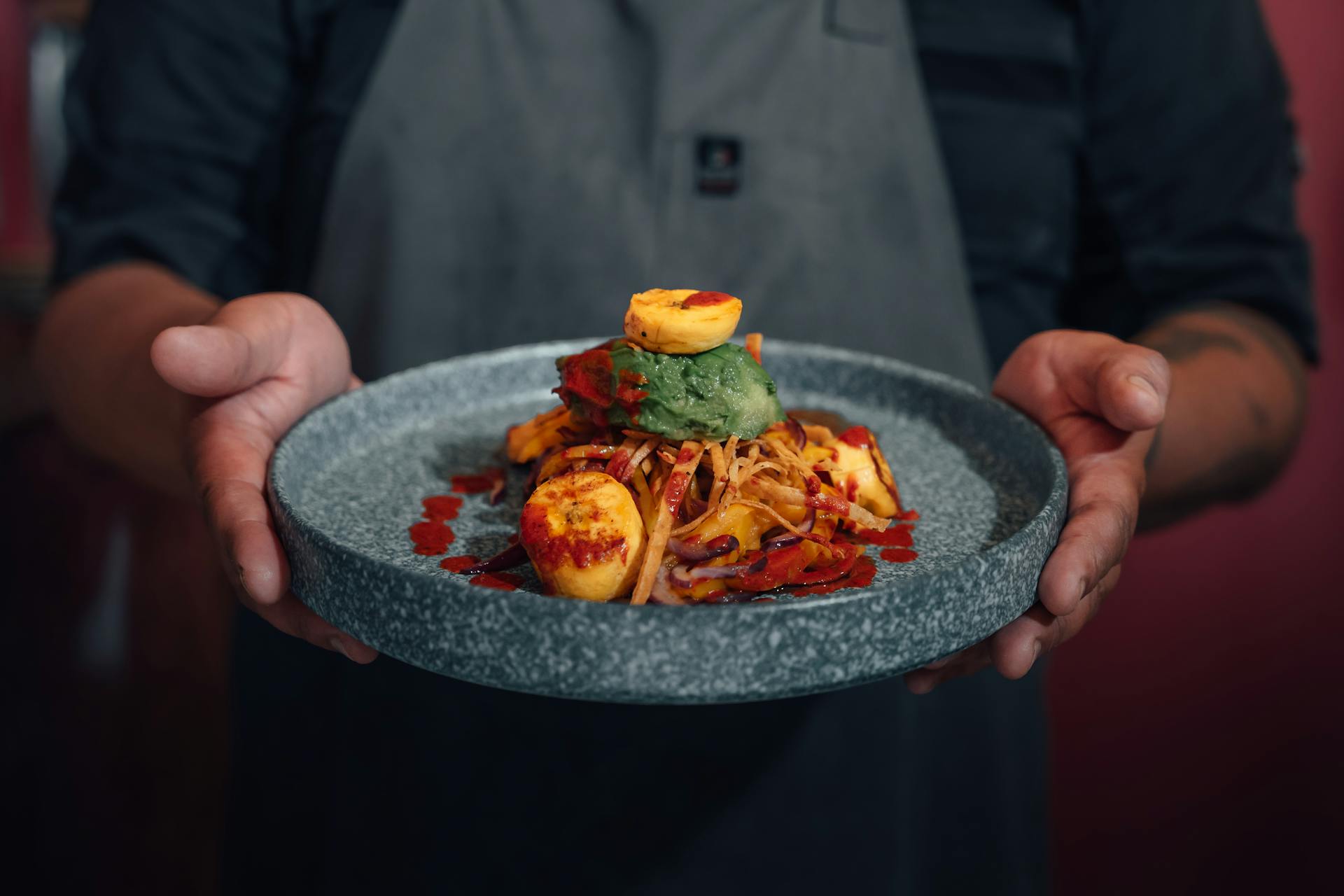 A man holding a plate | Source: Pexels