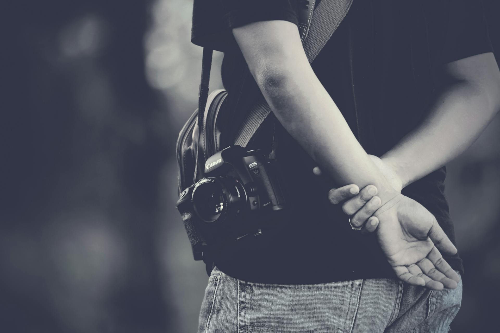Un homme avec un sac et un appareil photo | Source : Pexels