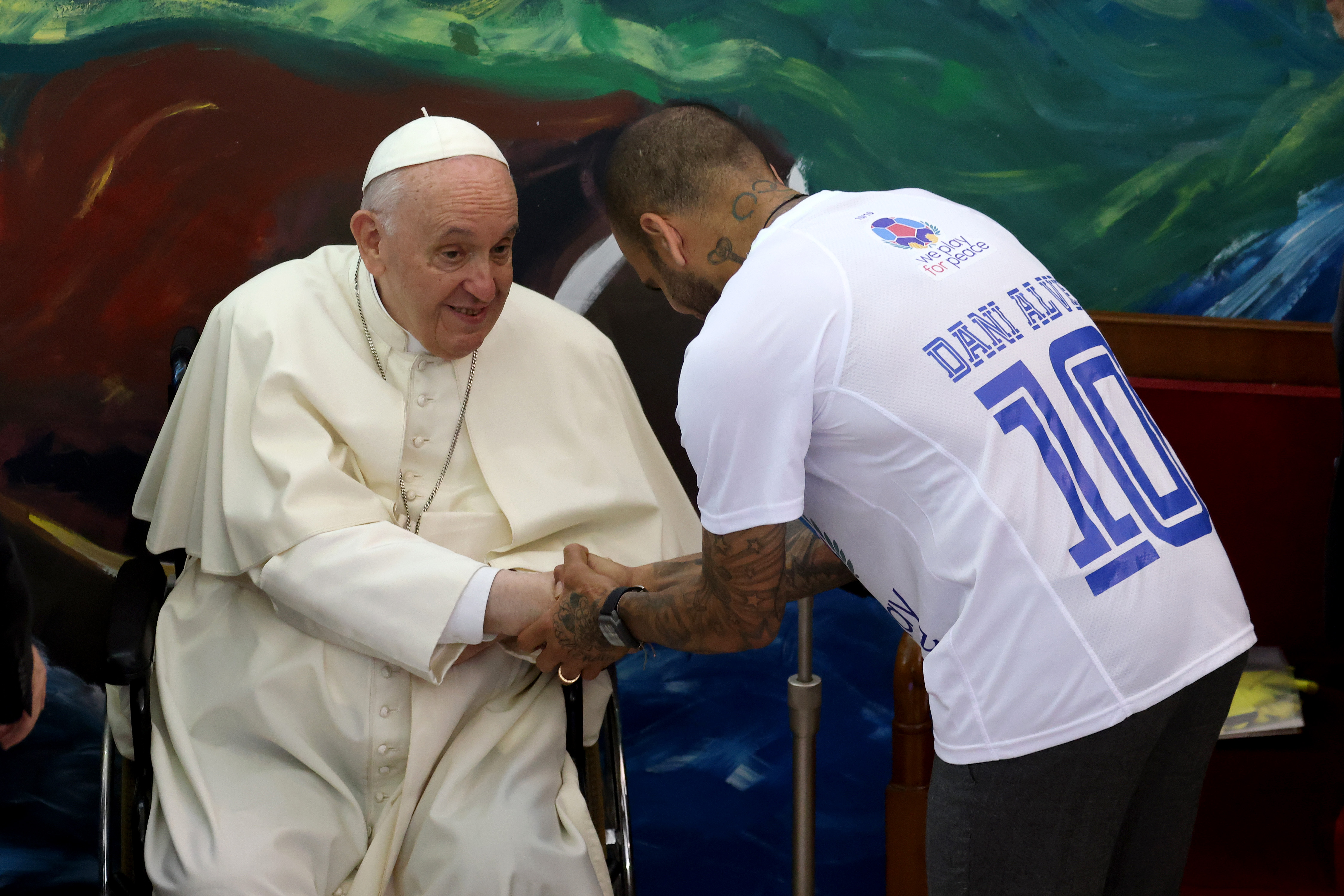 Le pape François saluant le footballeur Dani Alves lors du lancement du mouvement international Scholas Occurrentes à l'Université pontificale urbaine de la Cité du Vatican, au Vatican, le 19 mai 2022. | Source : Getty Images