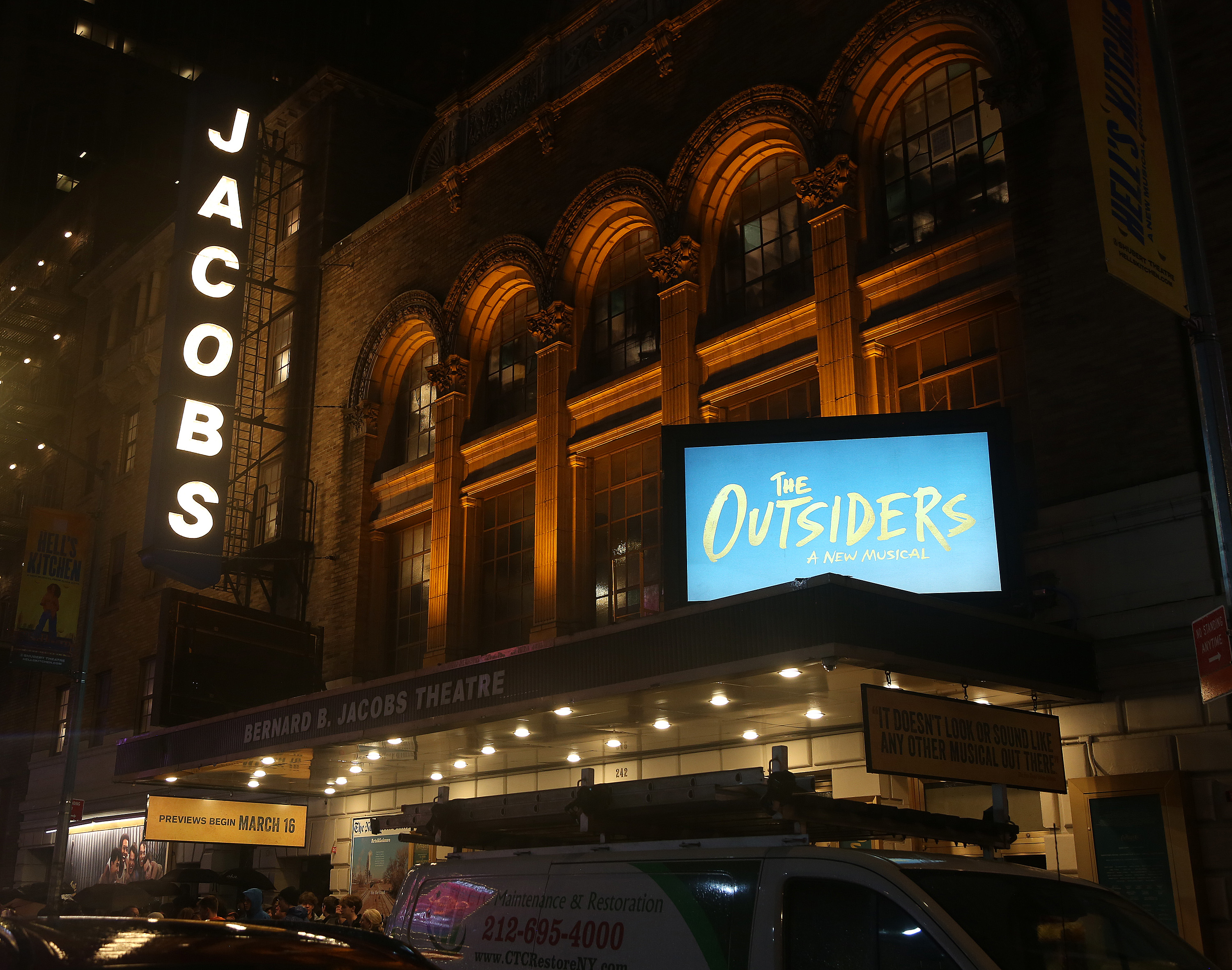 Signalisation de la nouvelle comédie musicale basée sur le livre classique "The Outsiders" à Broadway au théâtre Bernard B. Jacobs le 3 avril 2024 à New York | Source : Getty Images