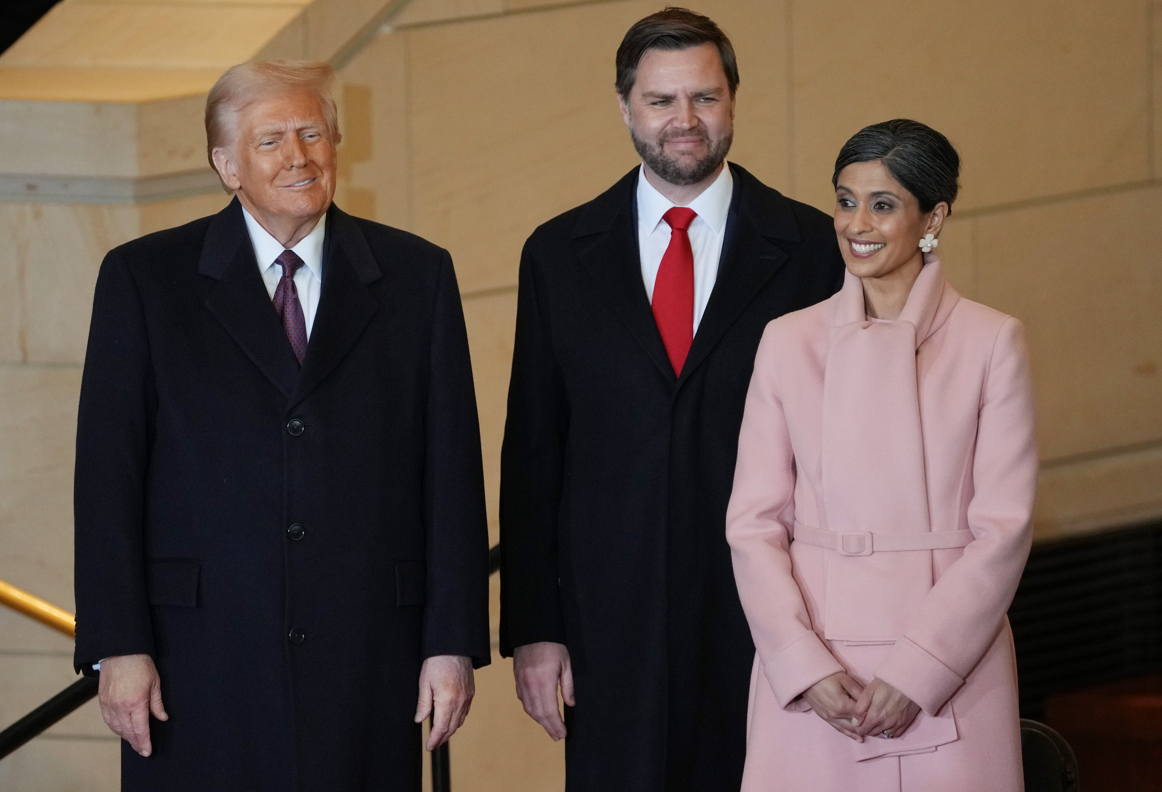 Le président Donald Trump, le vice-président JD Vance et la seconde dame Usha Vance visitent Emancipation Hall après la cérémonie de prestation de serment | Source : Getty Images