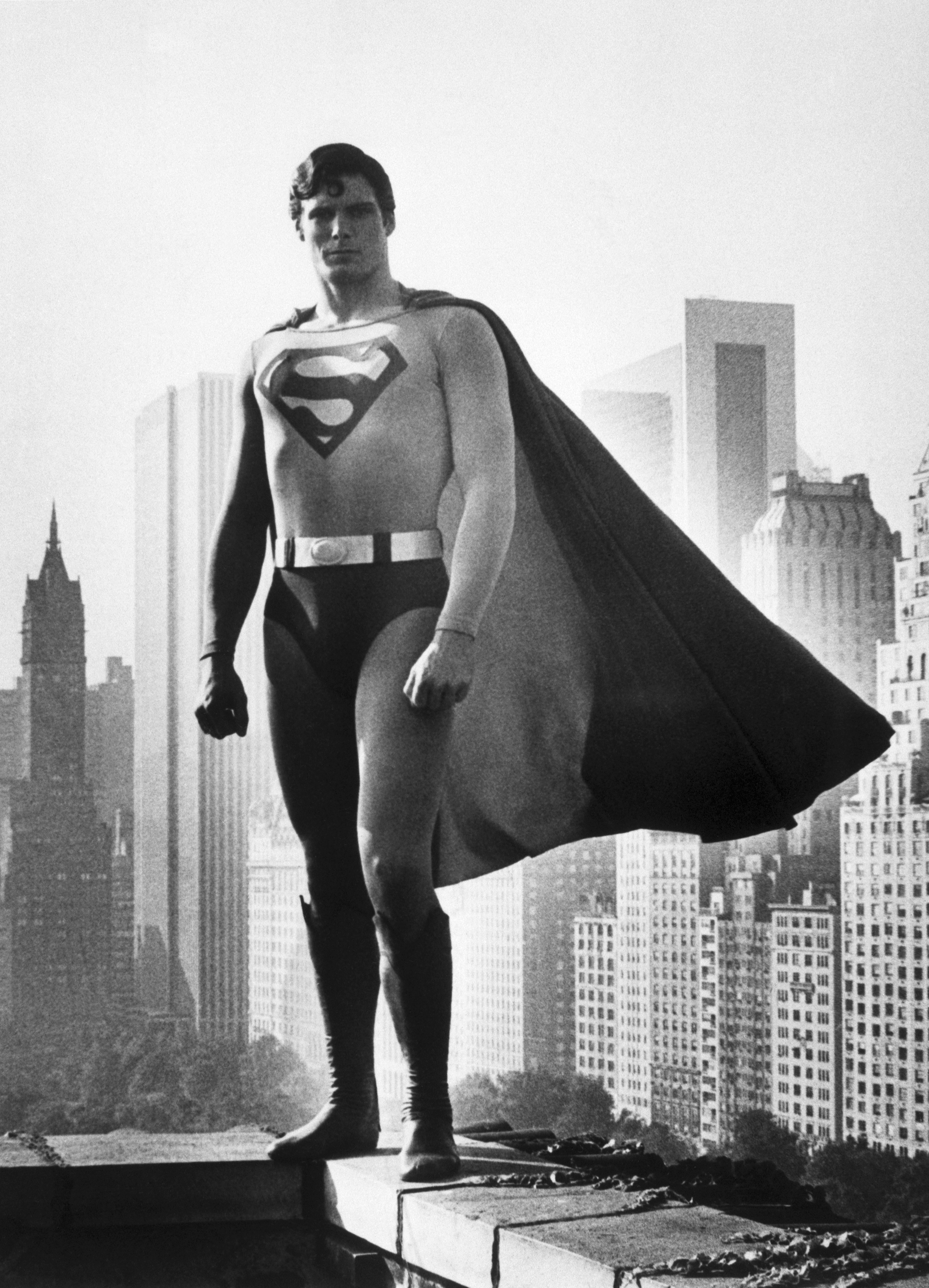 Christopher Reeve photographié sur le toit d'un immeuble du centre de Manhattan, le 18 juillet 1977, à Manhattan, New York. | Source : Getty Images