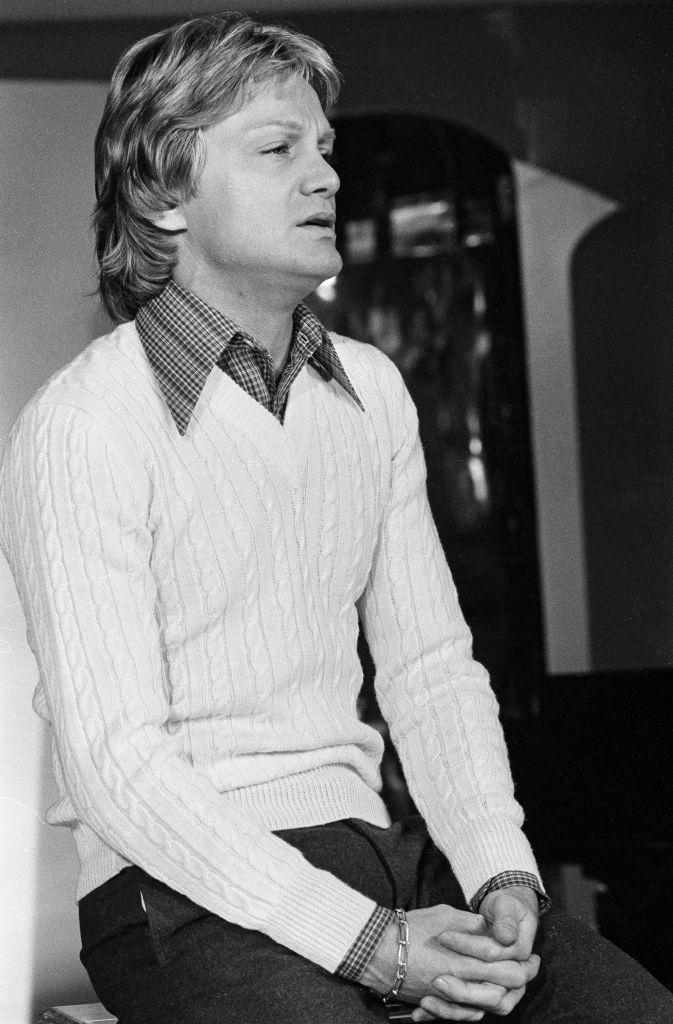 Le chanteur français Claude François pour le dixième anniversaire de l'émission Le Palmarès des chansons | Source : Getty Images