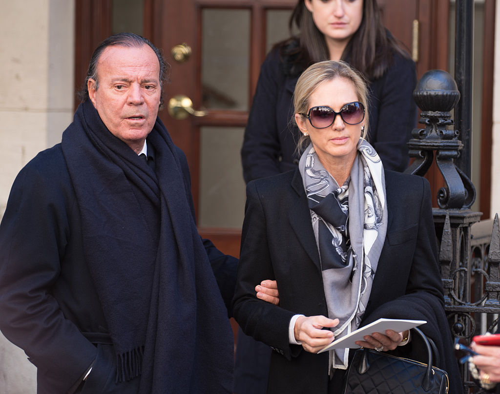 Julio Iglesias et son épouse Miranda Rijnsburger quittent les funérailles du créateur de mode Oscar De La Renta à l'église St. Ignatius Of Loyola, le 3 novembre 2014 à New York. à l'église St. Ignatius Of Loyola, le 3 novembre 2014 à New York I Source : Getty Images