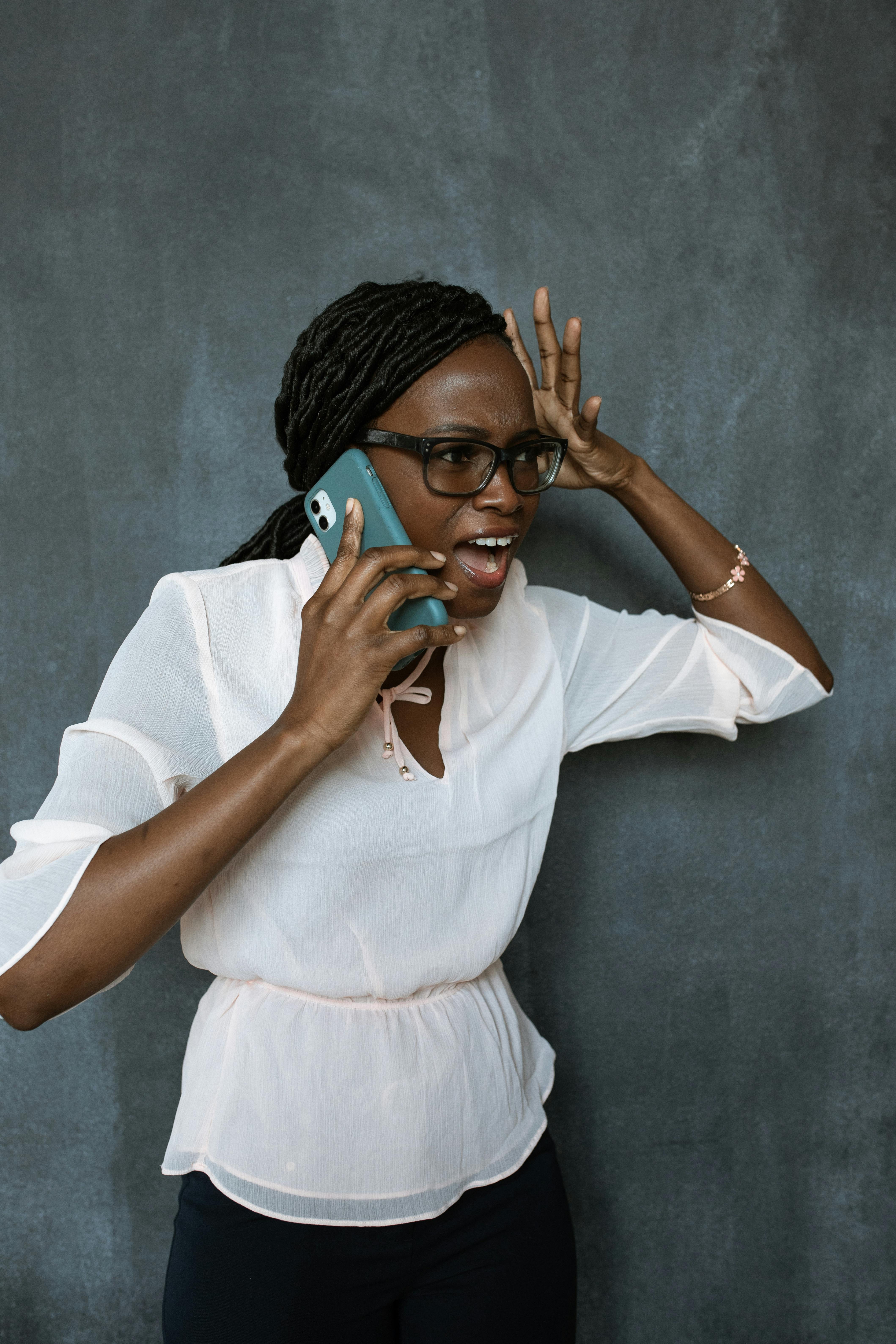 Une femme choquée lors d'un appel | Source : Pexels