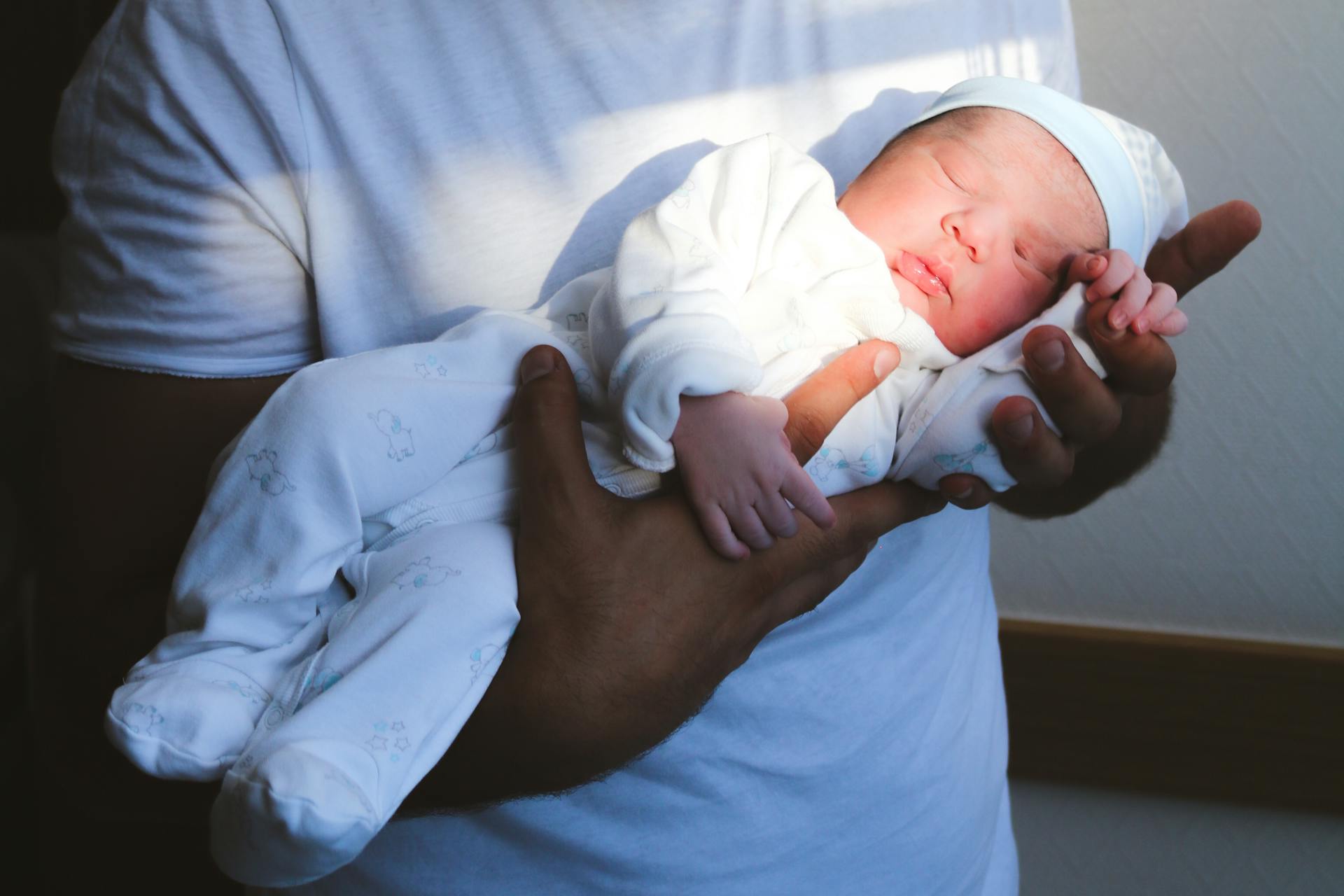 Un homme tenant un bébé | Source : Pexels