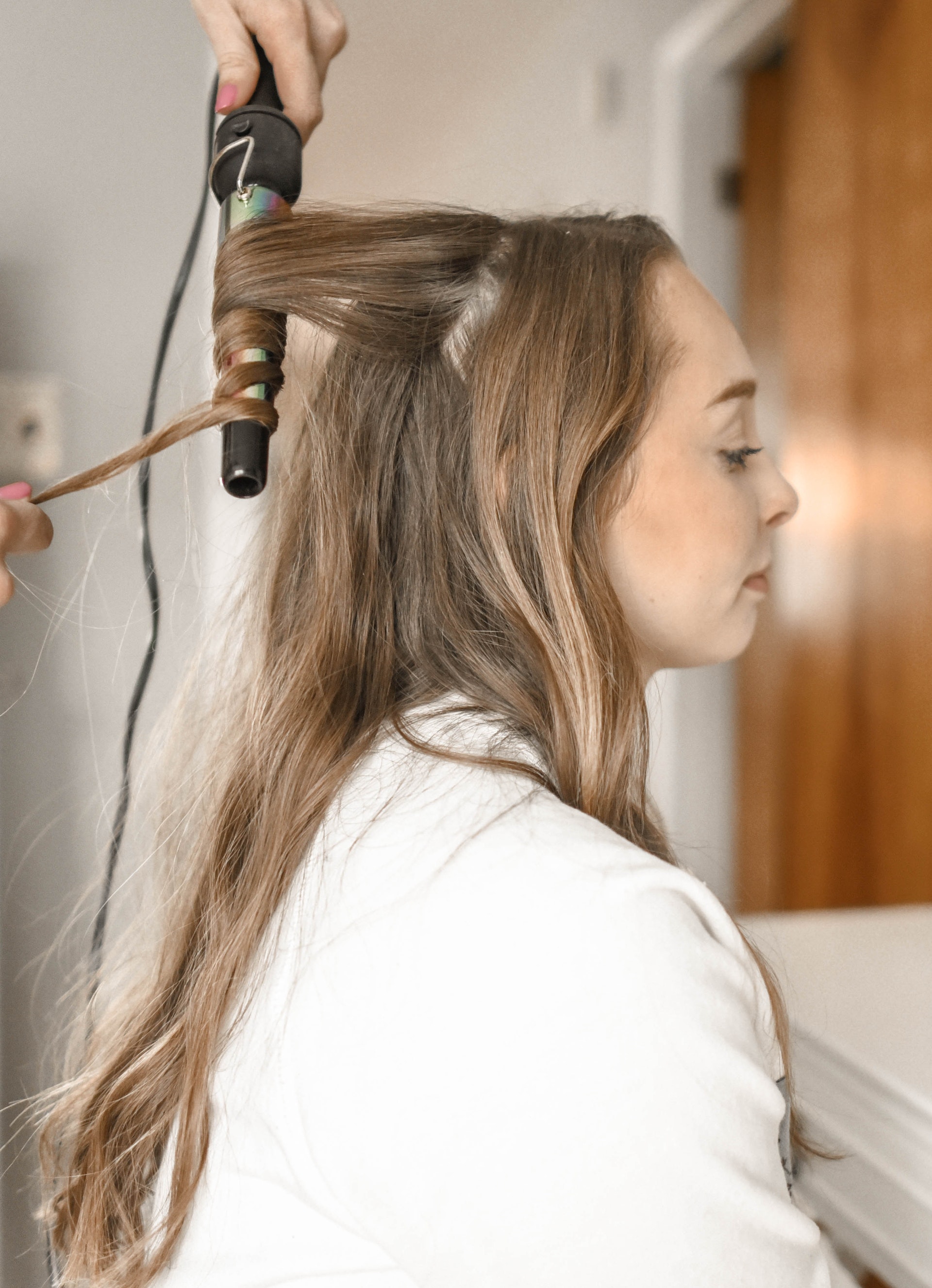 Une femme qui se fait boucler les cheveux | Source : Pexels