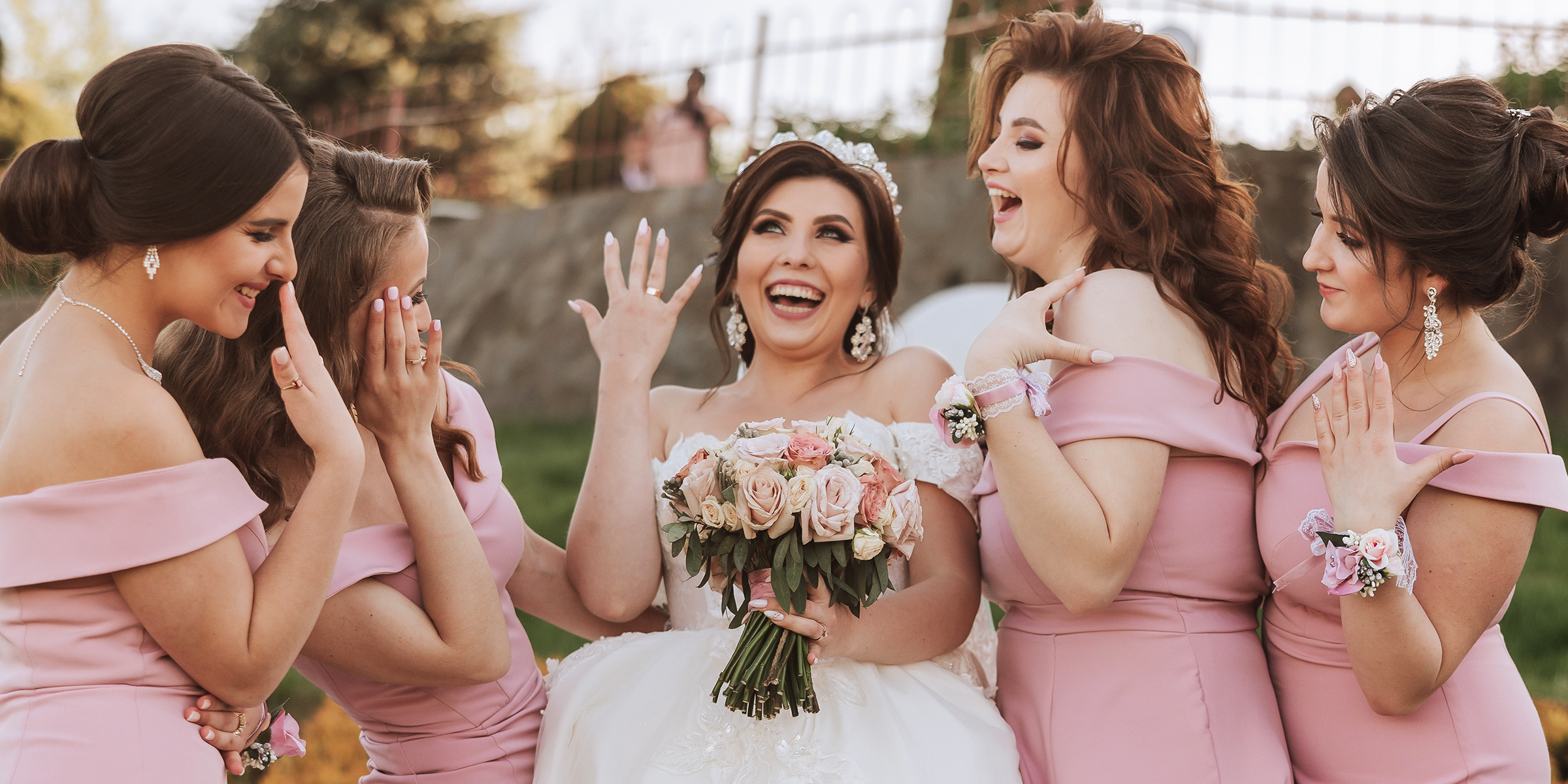 Une mariée heureuse avec ses demoiselles d'honneur | Source : Shutterstock