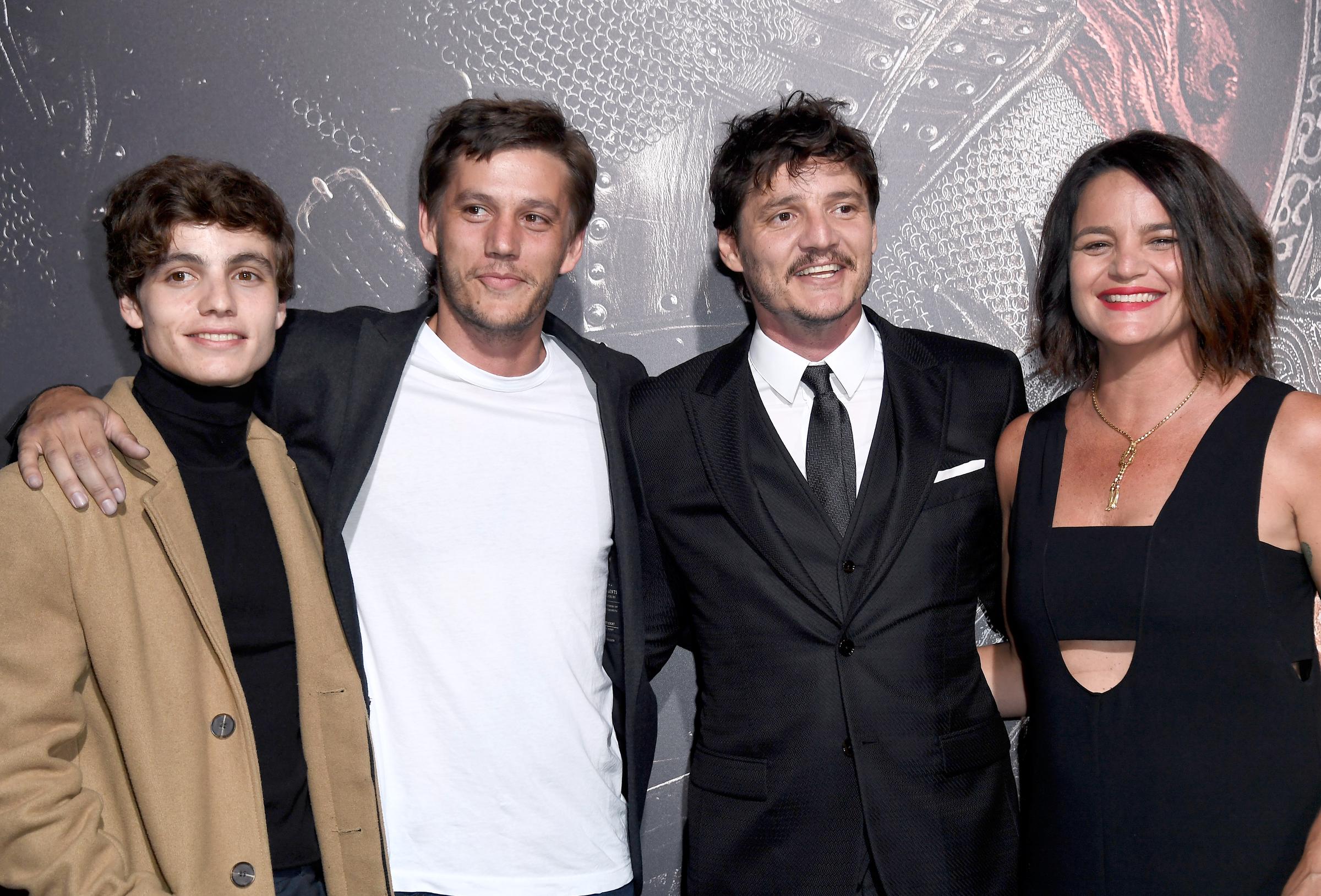 Lucas, Nicolas, Pedro et Javiera Pascal lors de la première du film « La Grande Muraille » le 15 février 2017 à Hollywood, en Californie. | Source : Getty Images