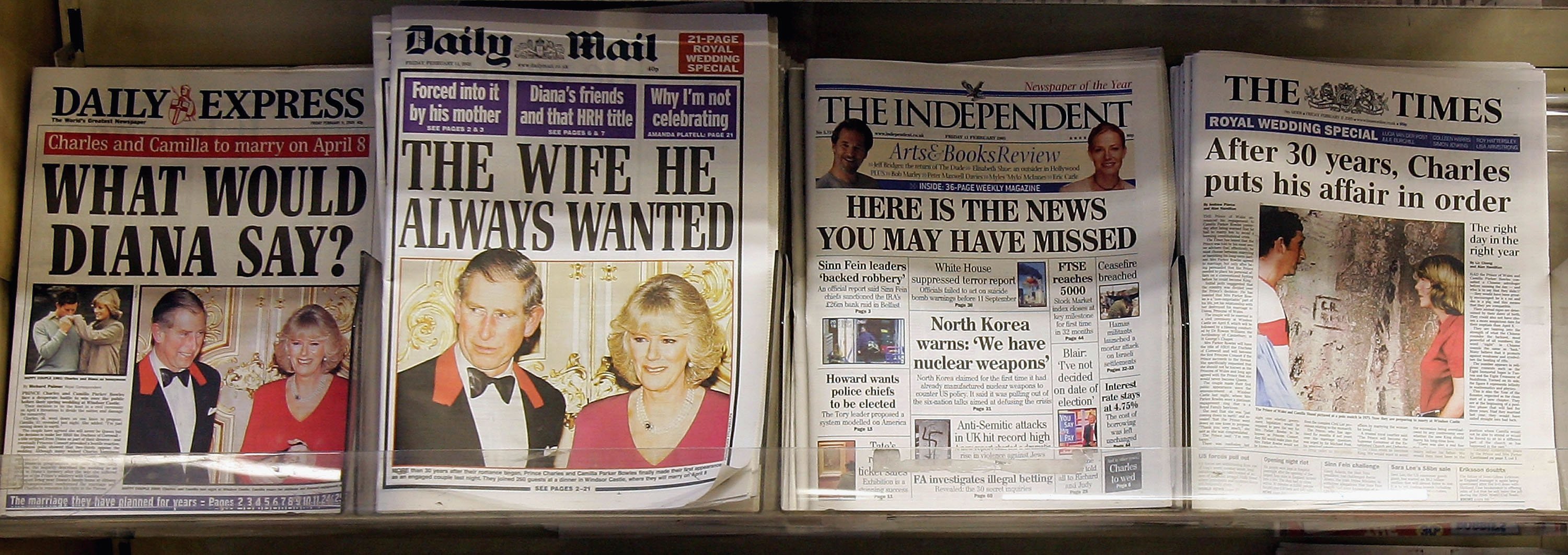 Des photographies du prince Charles et de Camilla Parker Bowles dominent les quotidiens britanniques alors qu'elles sont exposées dans un kiosque à journaux le 11 février 2005 à Londres, en Angleterre | Source : Getty Images