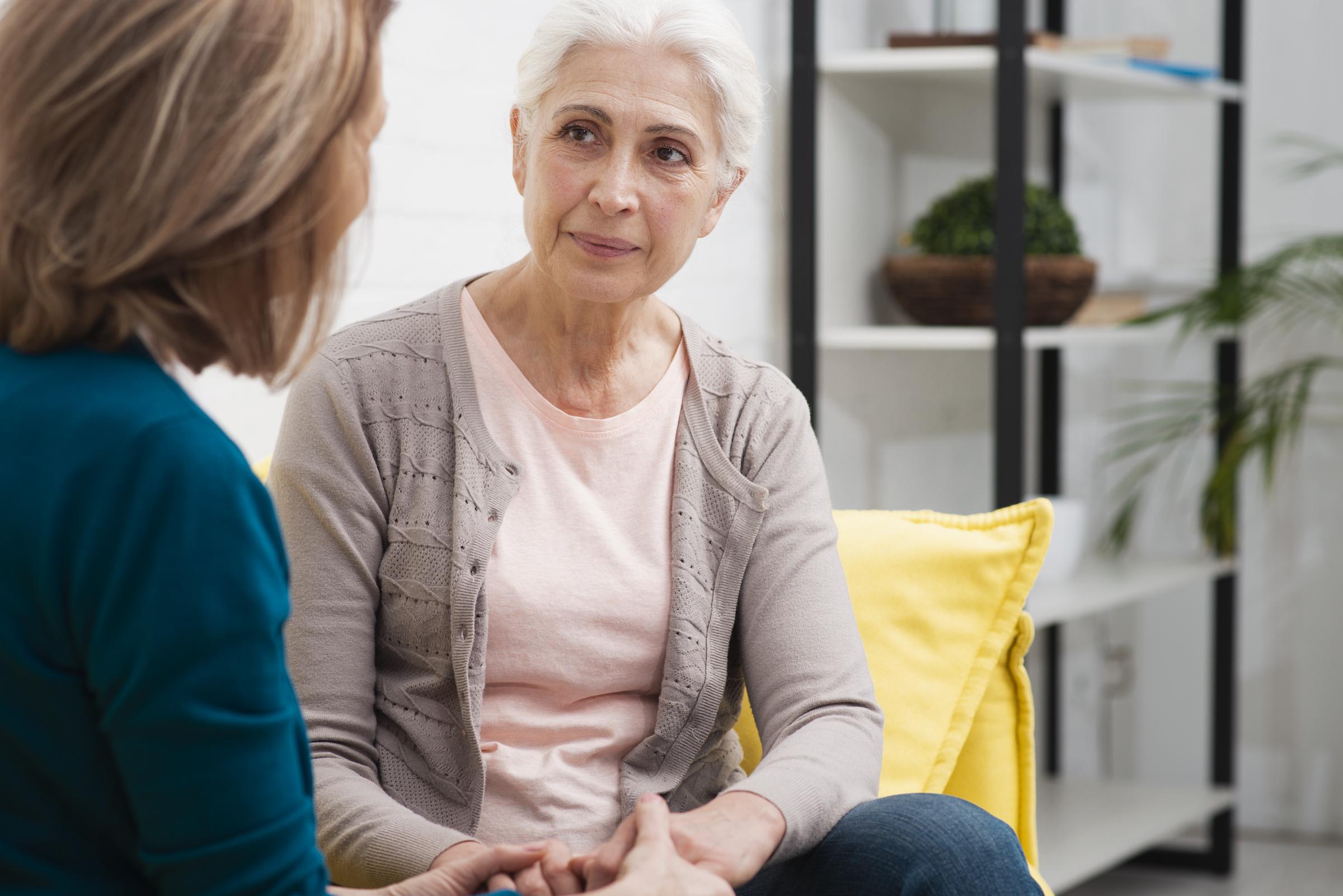 Deux femmes qui se regardent et se tiennent par la main | Source : Freepik