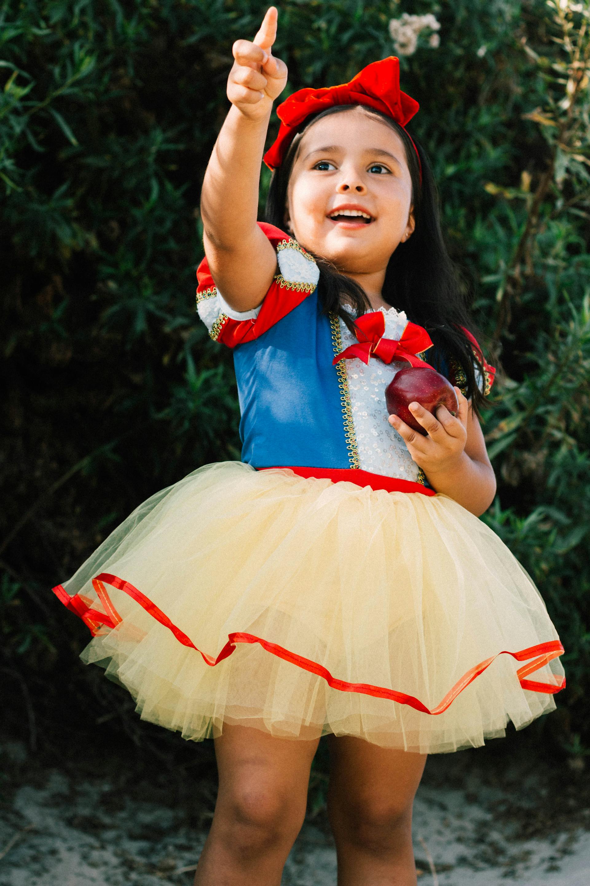 Une petite fille souriante dans un costume de princesse | Source : Pexels