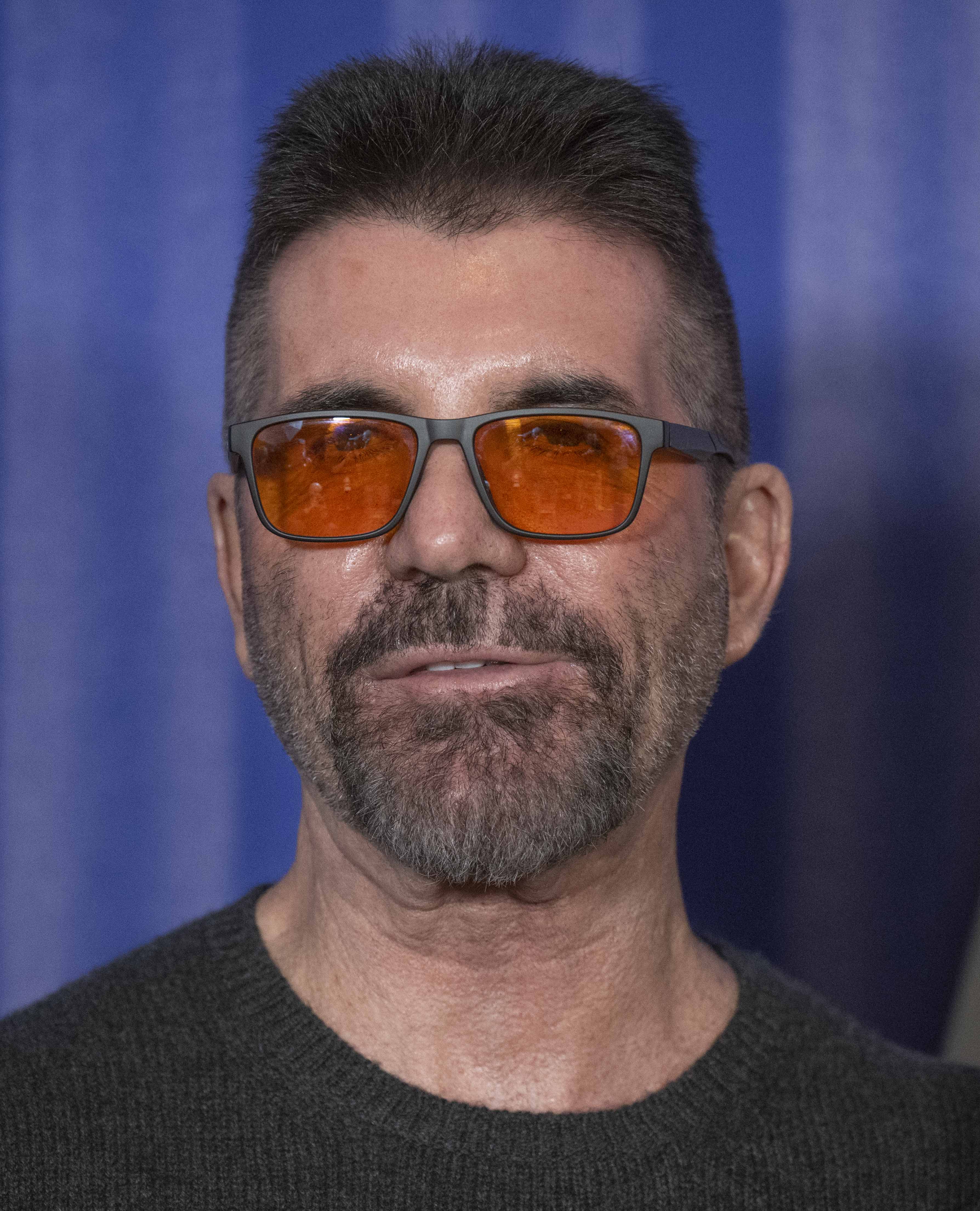 Simon Cowell montrant son visage lors du lancement presse de son émission le 12 février 2025, à Londres, Angleterre | Source : Getty Images