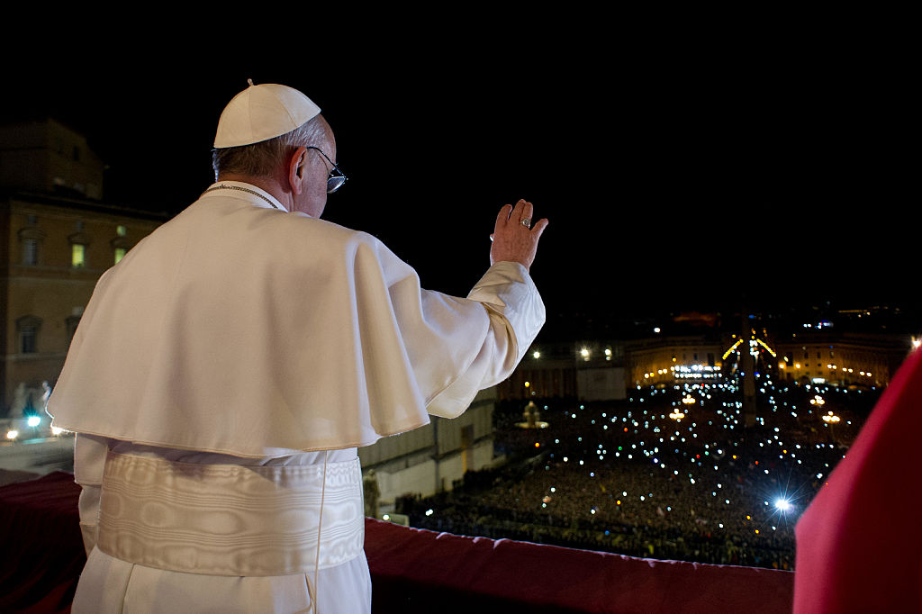 Le pape François Ier apparaît sur le balcon central de la basilique Saint-Pierre, le 13 mars 2013 au Vatican. Le cardinal argentin Jorge Mario Bergoglio a été élu en tant que 266e pontife.
