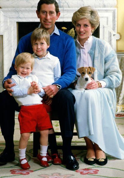 Le prince Charles et la princesse Diana à la maison à Kensington Palace avec leurs fils le prince William et le prince Harry. | Photo: Getty Images