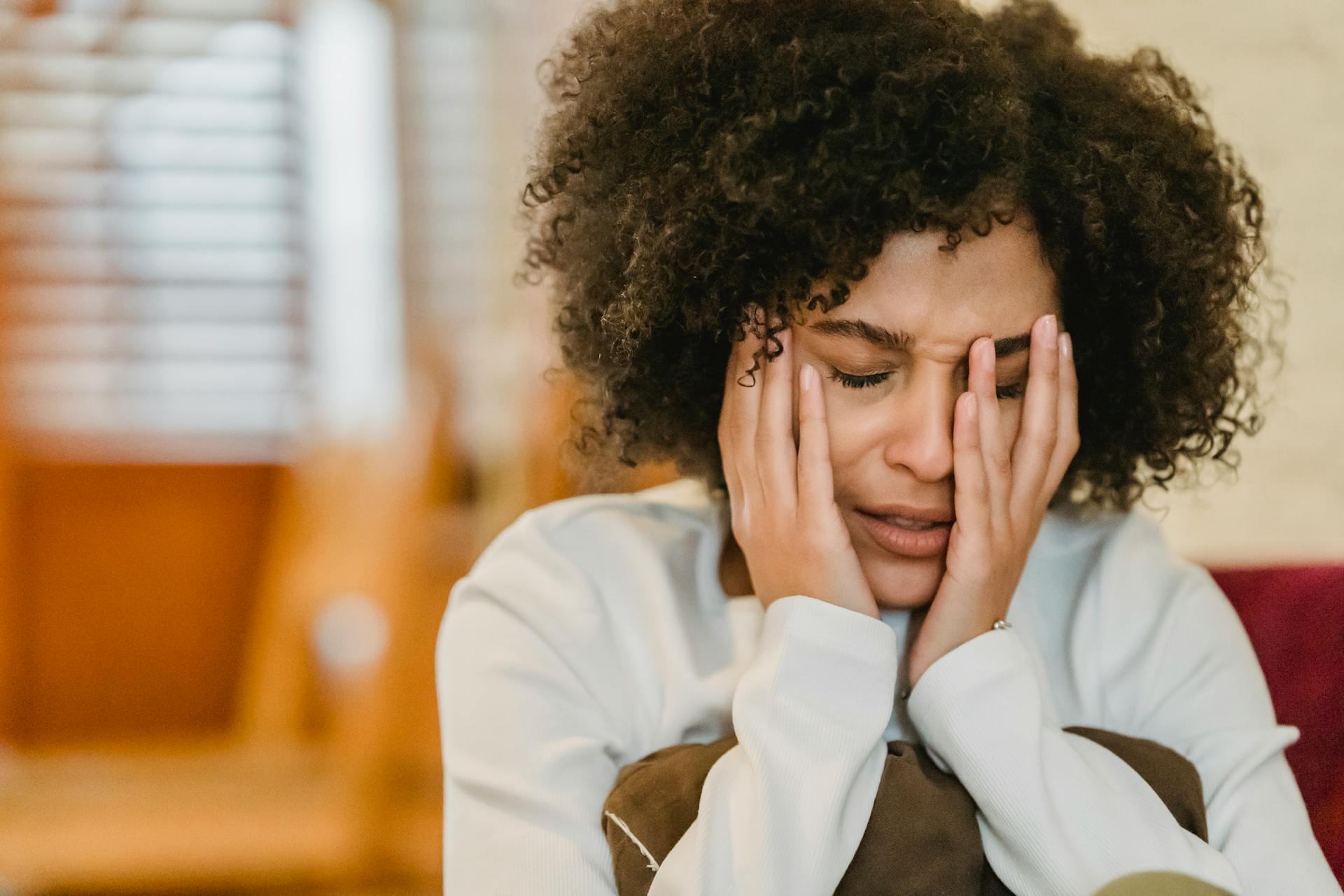 A woman crying while speaking | Source: Midjourney