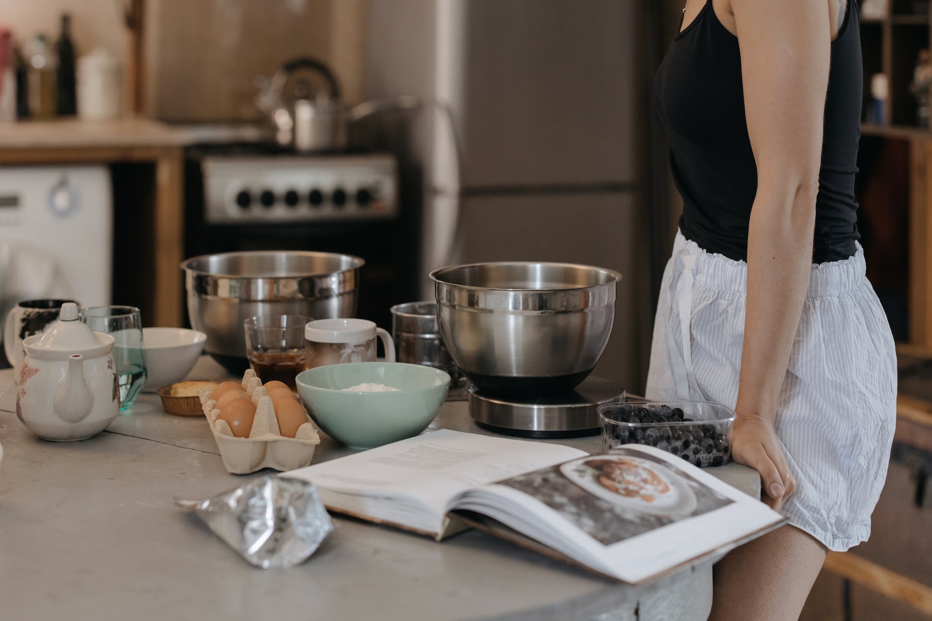 Femme debout dans la cuisine | Source : Pexels