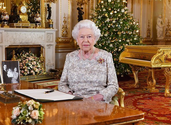 La reine Elizabeth II pose pour une photo après avoir enregistré son message annuel le jour de Noël, dans le salon blanc du palais de Buckingham. | Photo : Getty Images