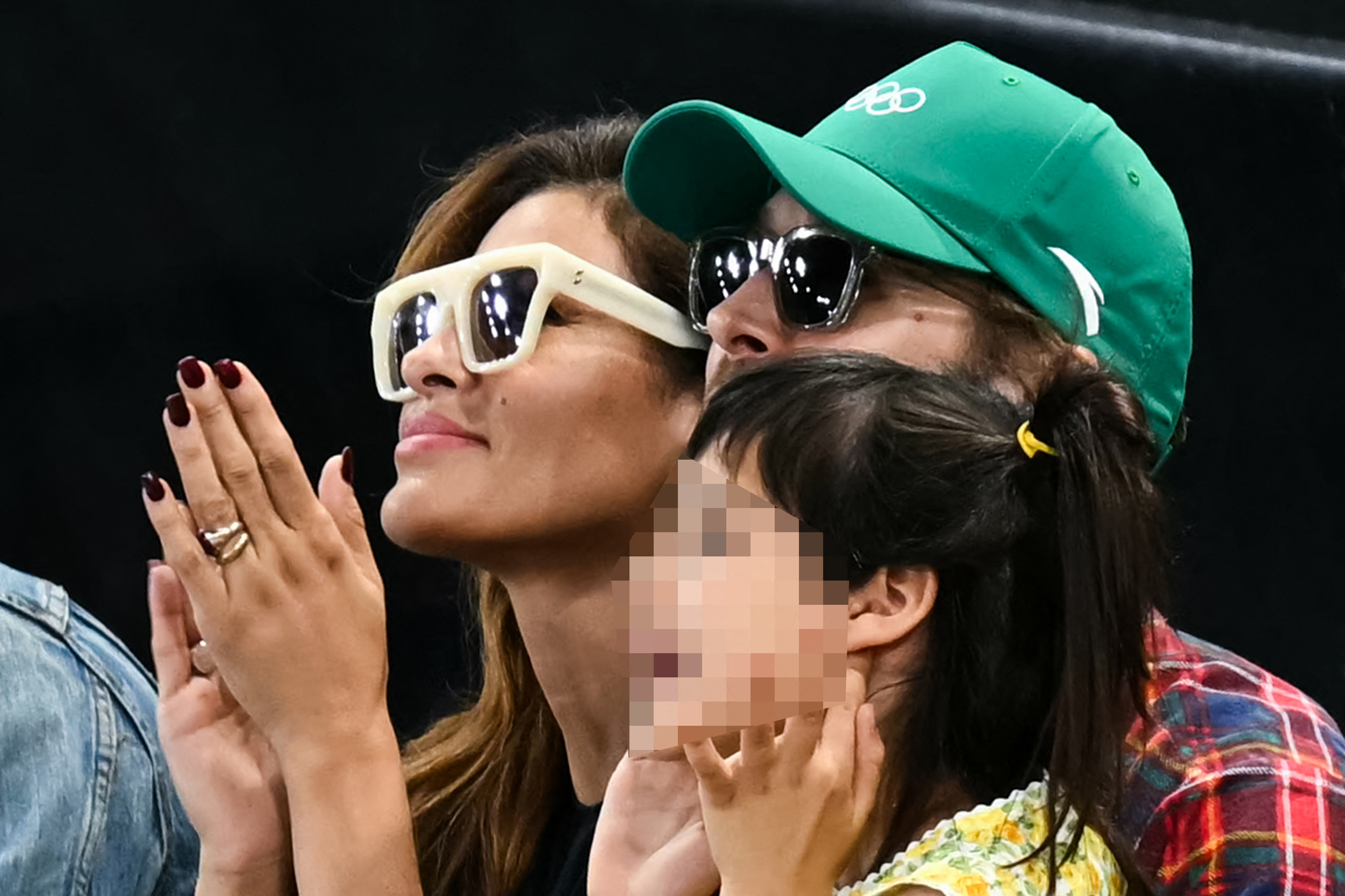 Eva Mendes et Ryan Gosling regardant la finale des barres asymétriques féminines à l'arène de Bercy lors des Jeux olympiques de Paris 2024, le 4 août 2024 | Source : Getty Images