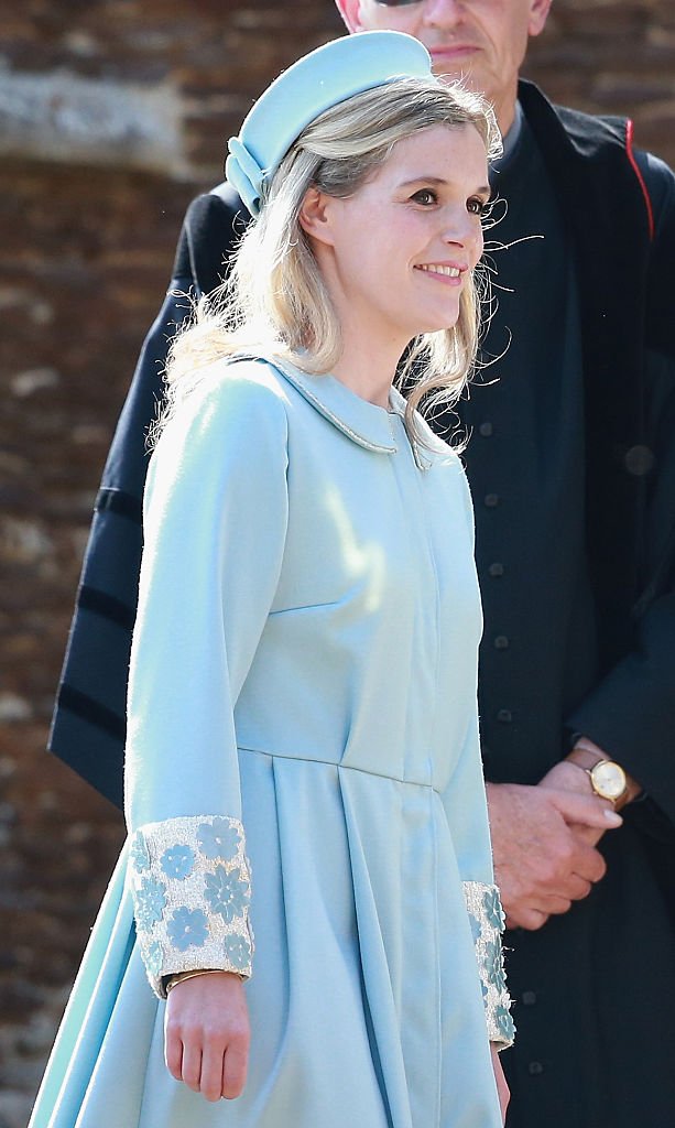 Sophie Carter arrive à l'église Sainte-Marie-Madeleine dans le domaine de Sandringham pour le baptême de la princesse Charlotte de Cambridge | Photo: Getty Images