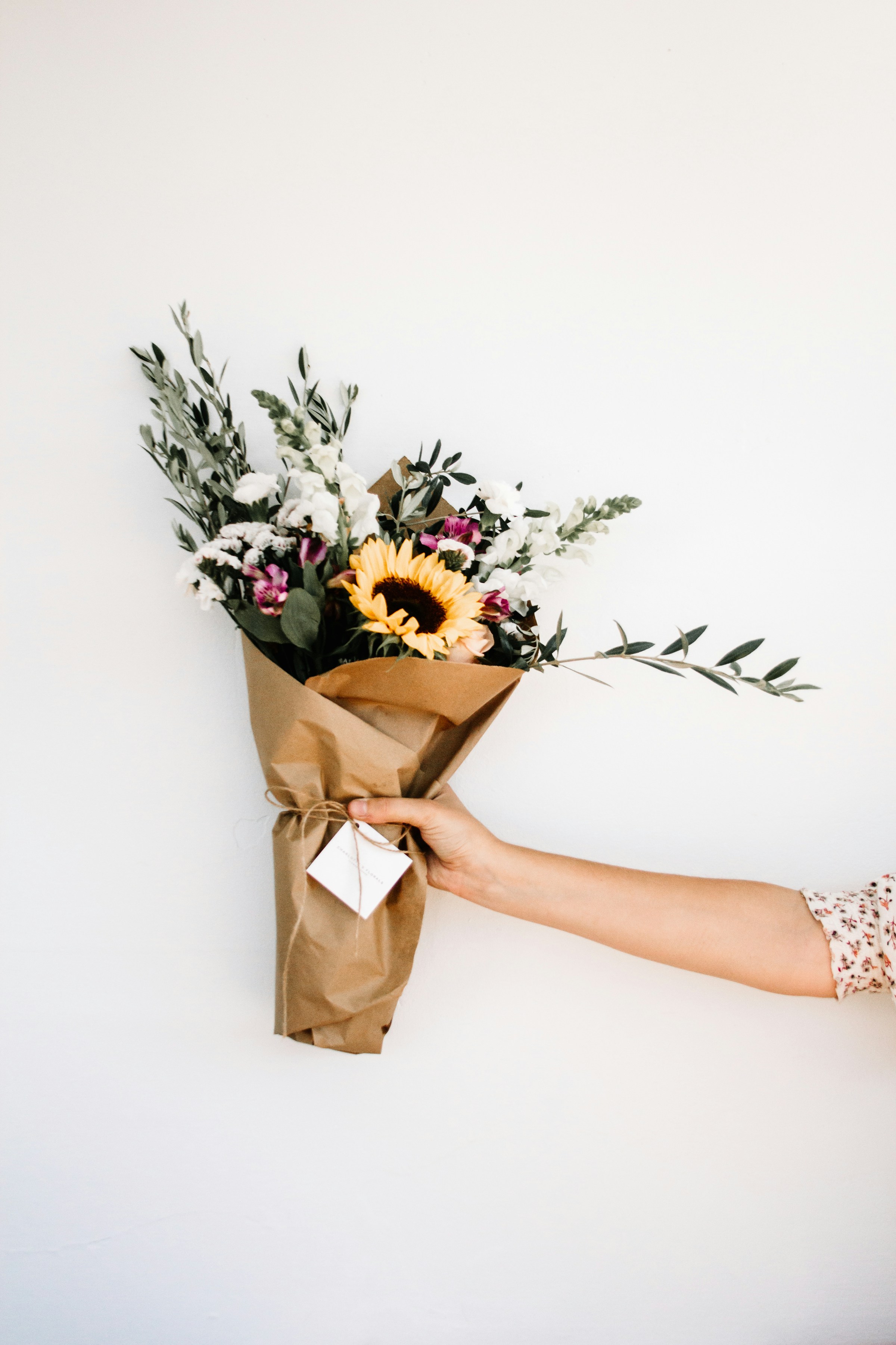 Une personne tenant un bouquet de fleurs | Source : Unsplash