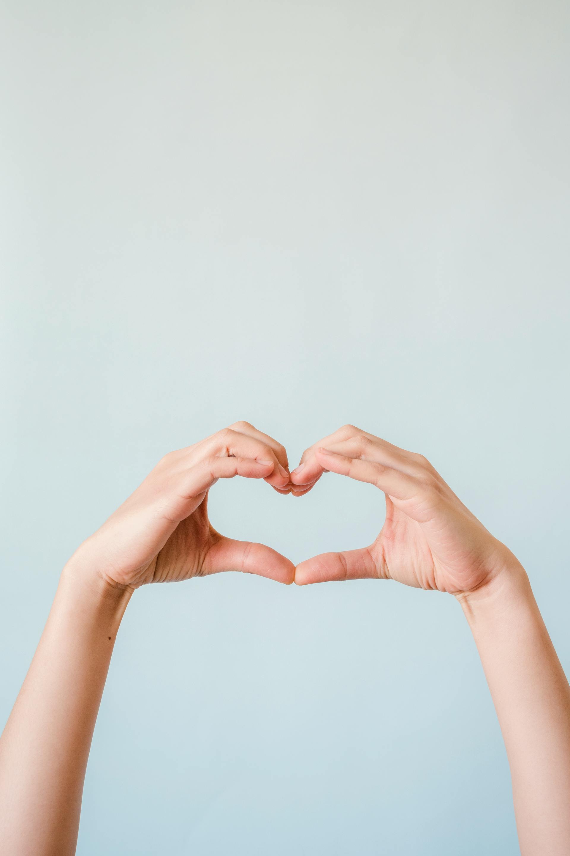 Un enfant qui fait un côté de cœur avec ses mains | Source : Pexels