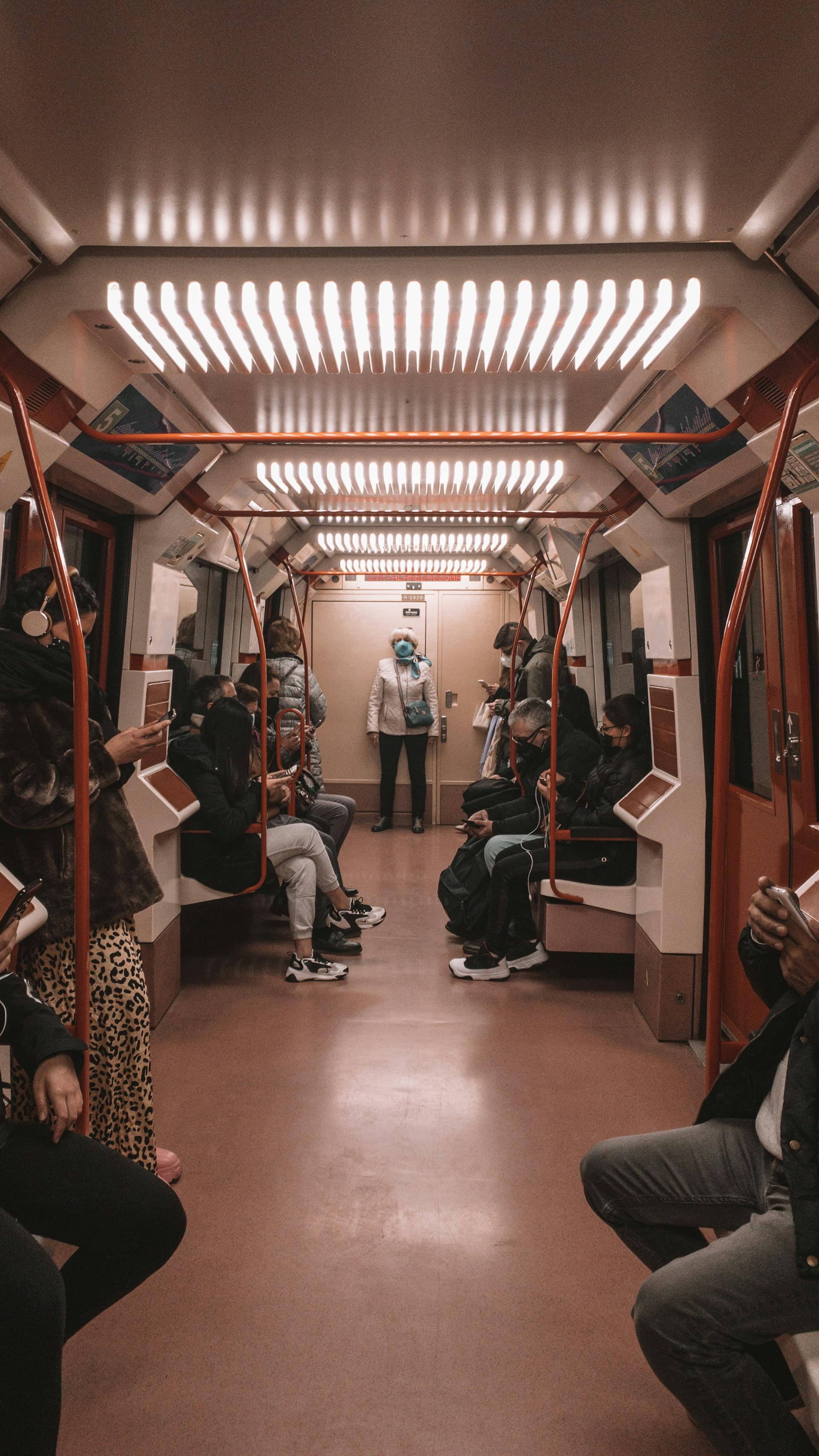 Personnes à l'intérieur d'un train | Source : Pexels
