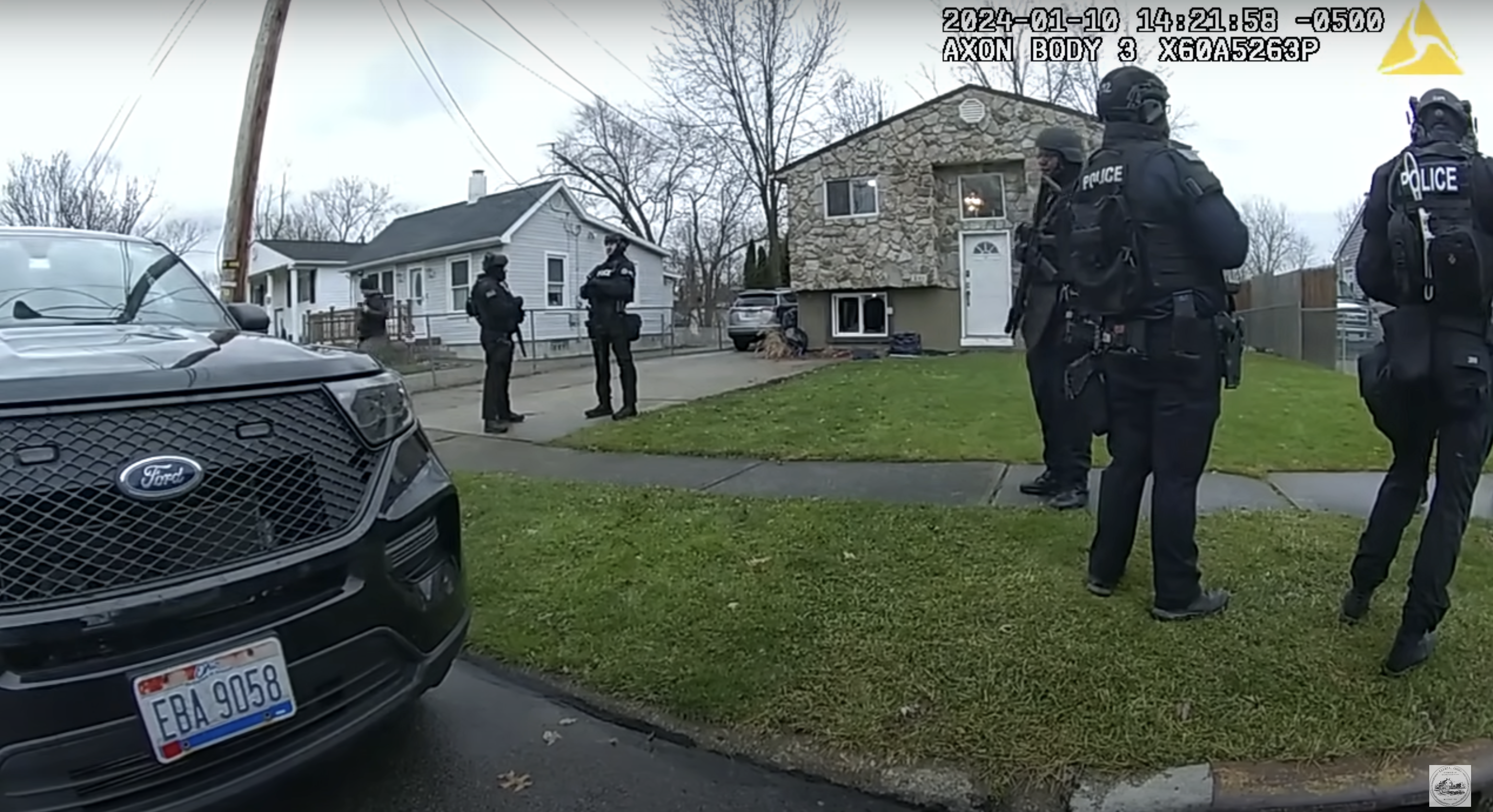 Des policiers devant la résidence de l'oncle et de la tante de Courtney Price, dans une vidéo datant du 17 janvier 2024 | Source : youtube.com/CityofElyriaChannel