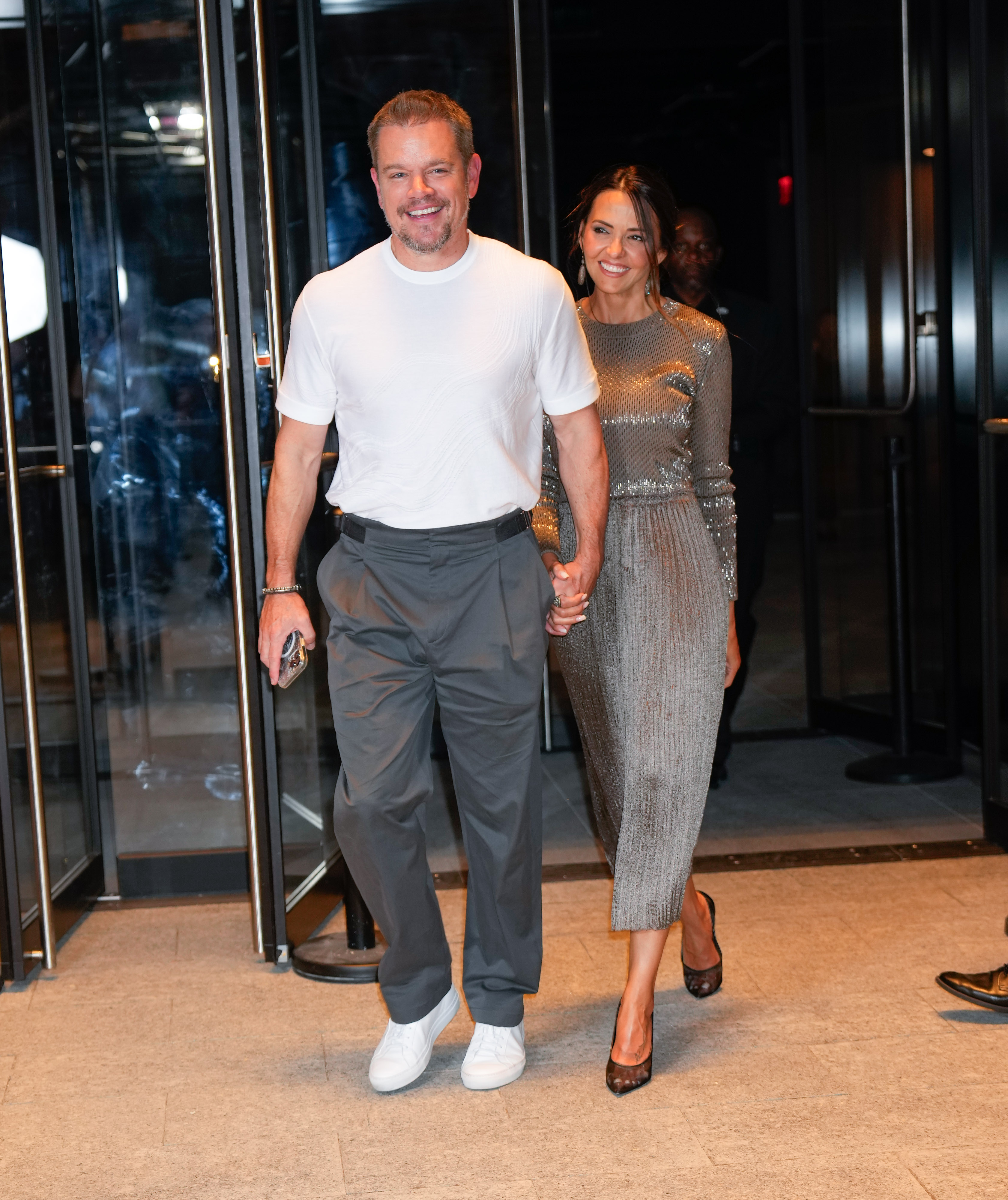 Matt Damon et Luciana Barroso photographiés à la sortie du défilé de mode Hermès le 14 septembre 2023 à New York | Source : Getty Images