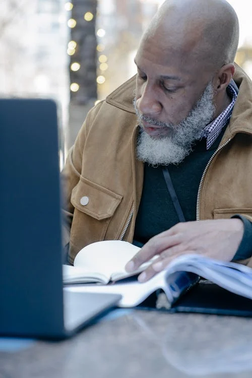 Un homme au travail | Source : Pexels